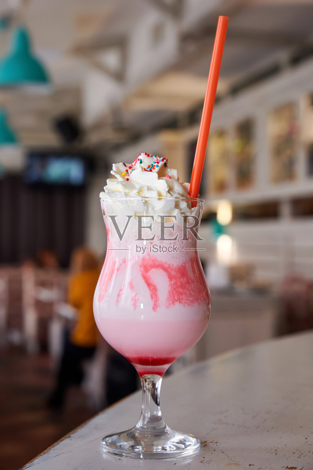 加红糖浆和奶油的冷甜奶昔。特写,有选择性的重点照片摄影图片