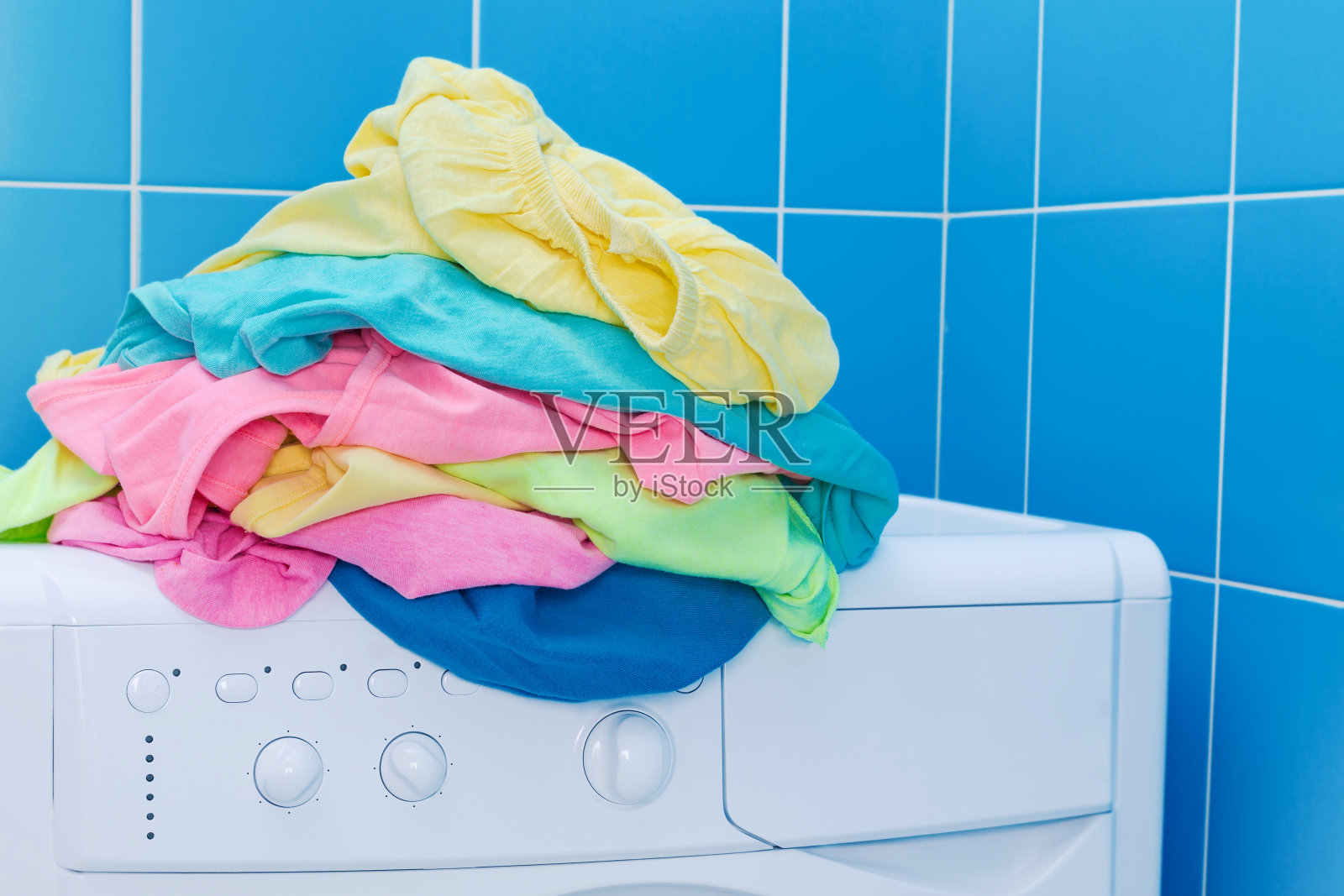 洗鼓里面有彩色的衣服照片摄影图片