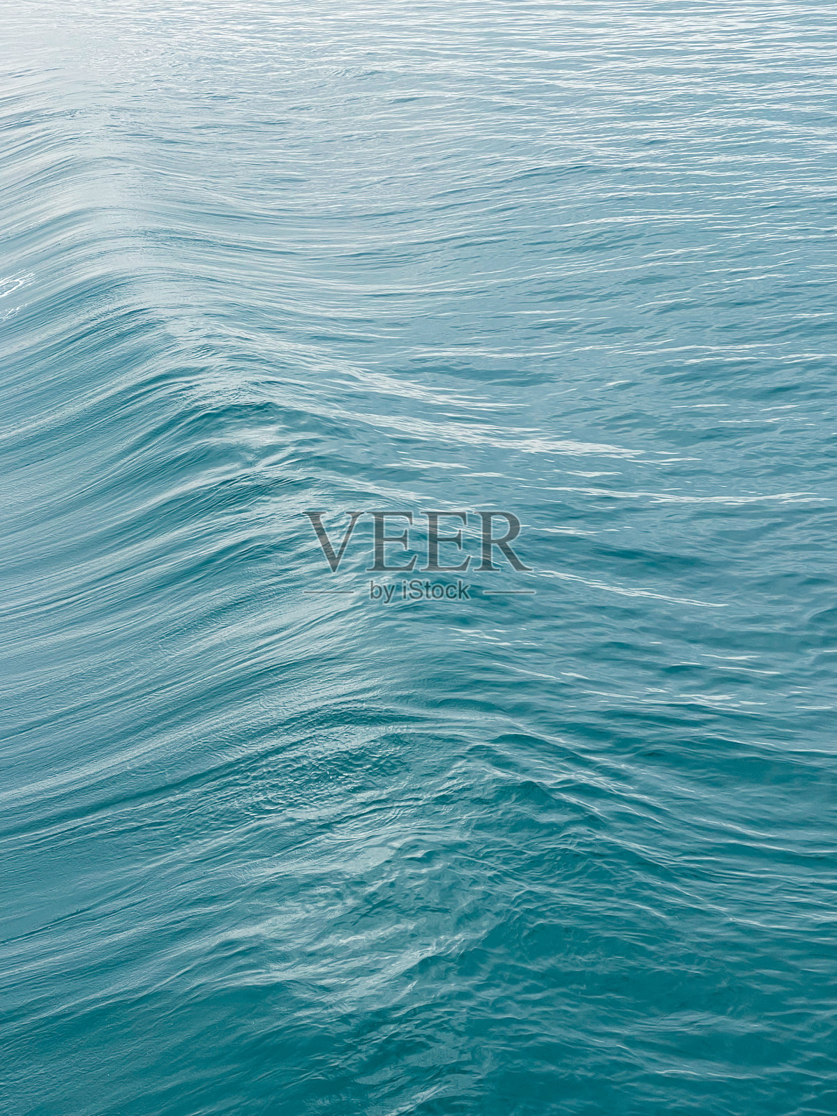 蓝色海洋涌浪-彩色人像格式照片摄影图片