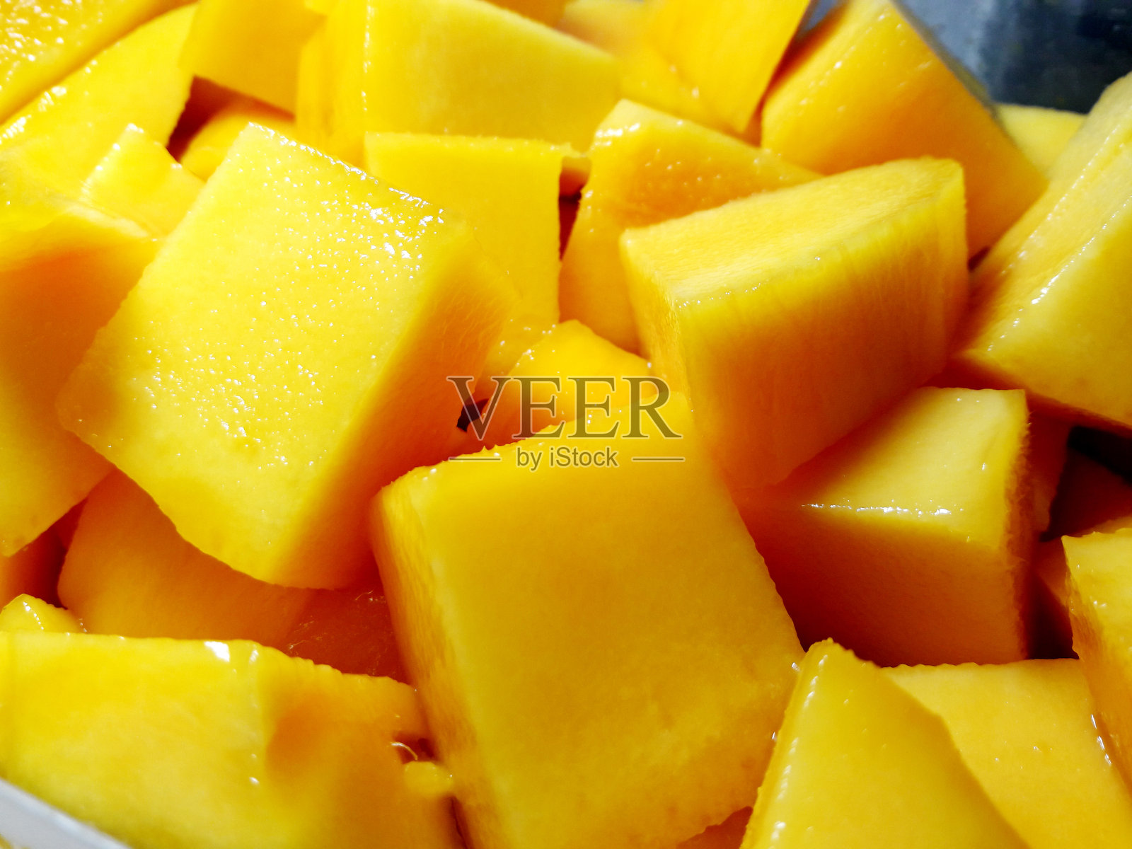 芒果切片上的皮肤特写方形构图照片摄影图片