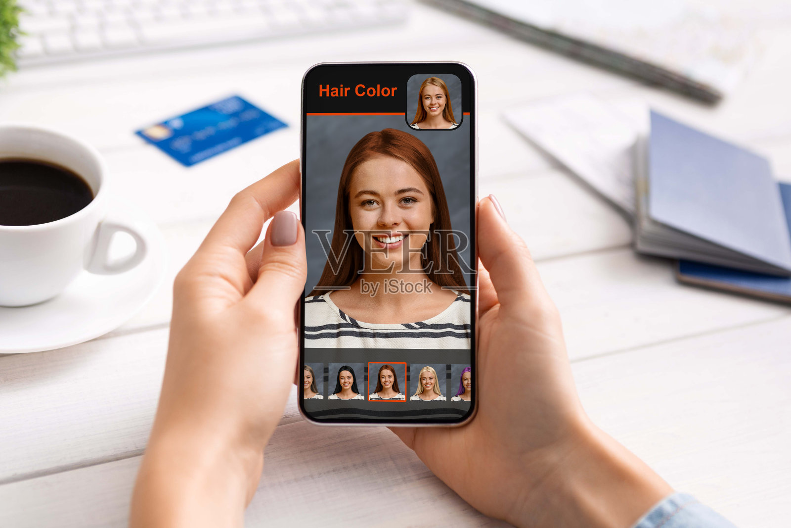 女人用手机上的头发颜色模拟软件照片摄影图片