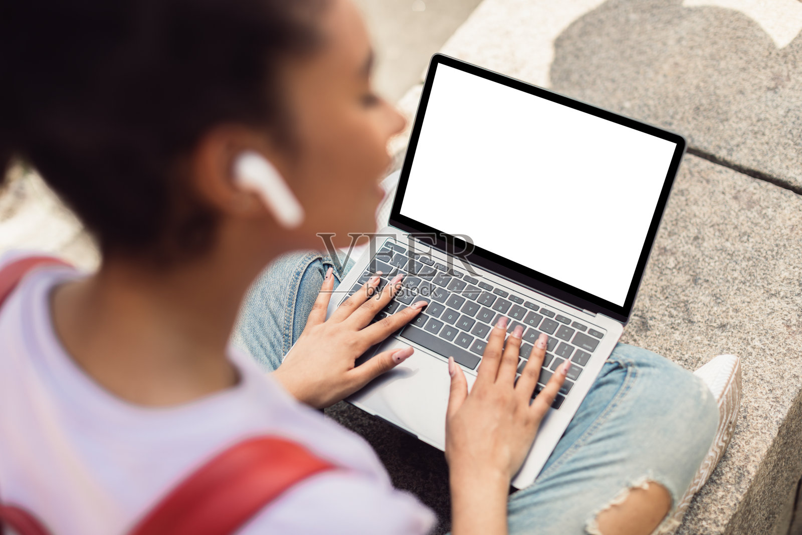 陌生的非洲女学生在用笔记本电脑，而外面的屏幕是空的照片摄影图片