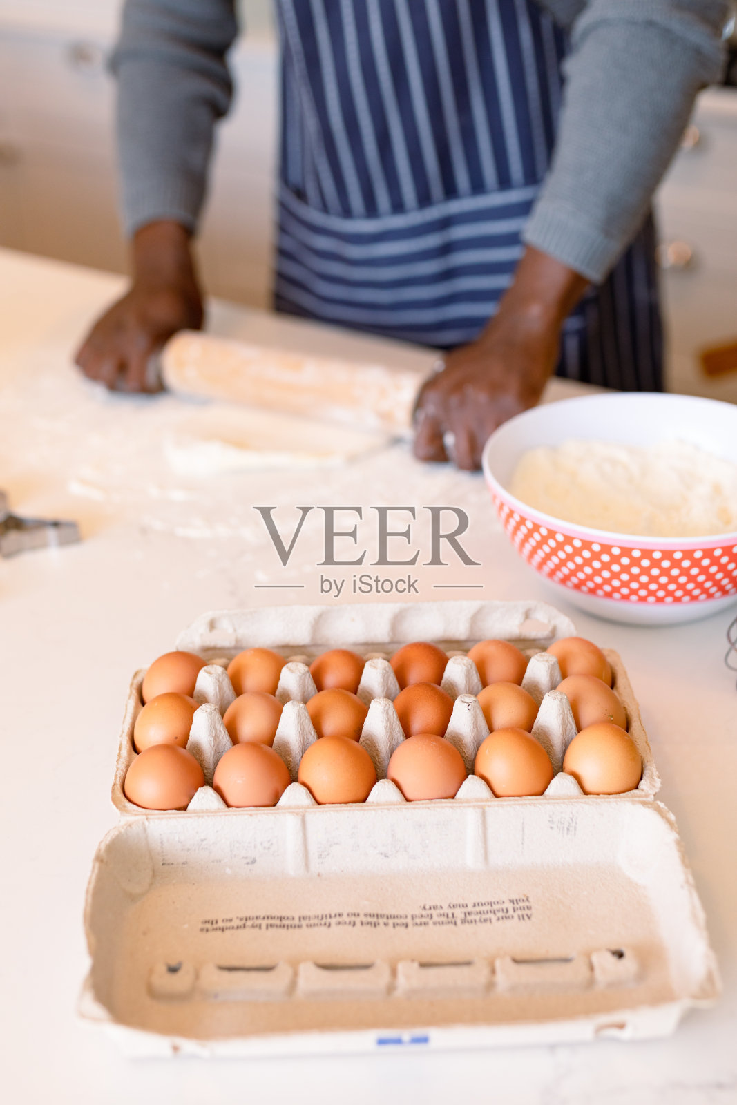 穿着围裙的非洲裔美国人，在厨房烤面包照片摄影图片