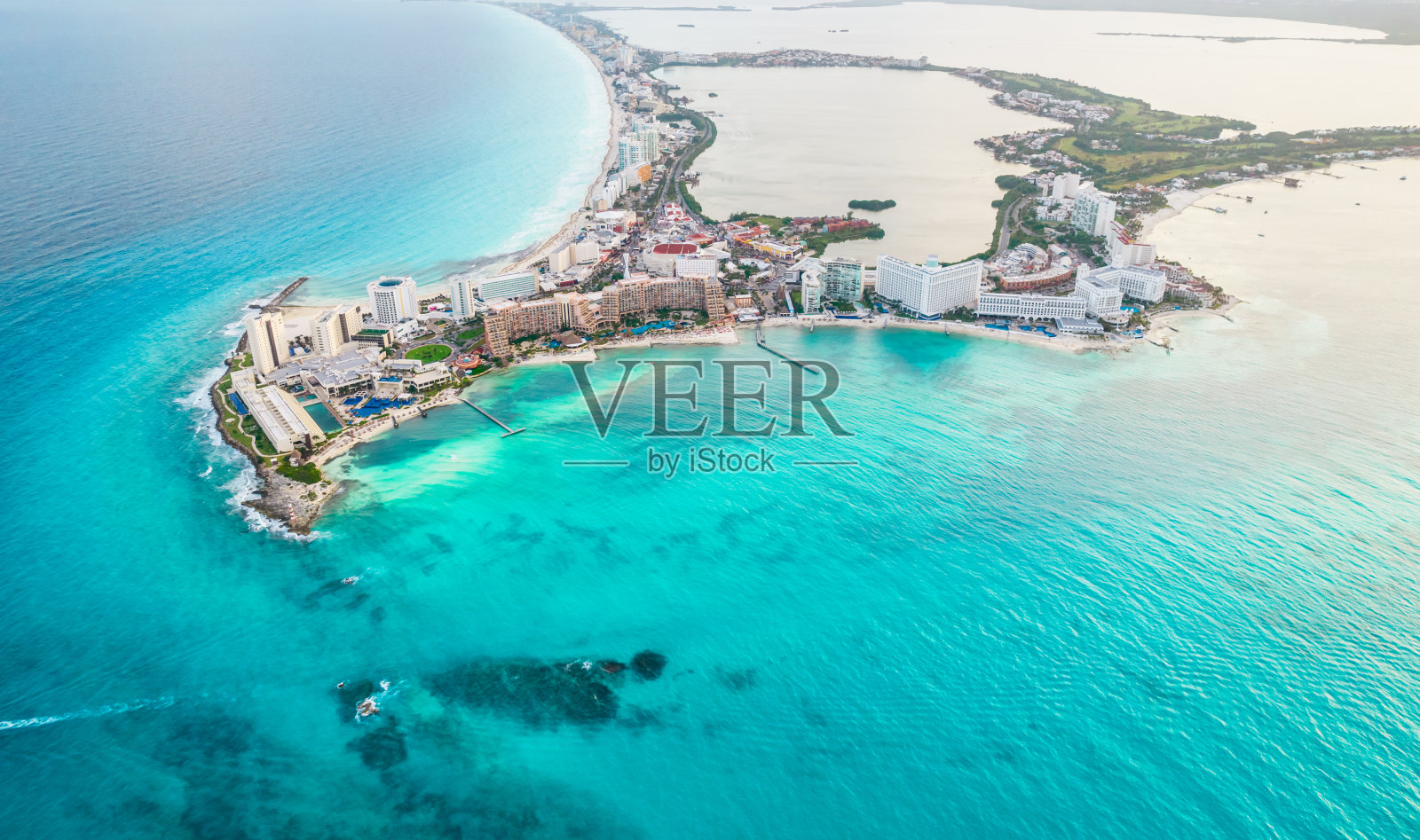 墨西哥坎昆海滩和酒店区的空中全景。墨西哥度假胜地的加勒比海海岸景观。位于尤卡坦半岛金塔纳罗奥地区的里维埃拉玛雅照片摄影图片