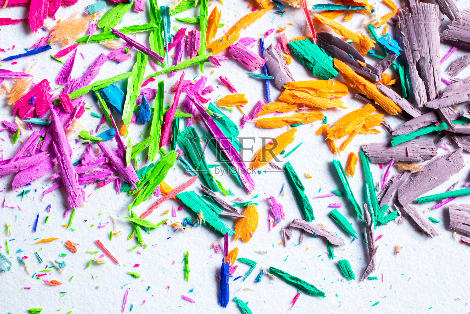 从铅笔削的彩色刨花，背景或纹理照片摄影图片