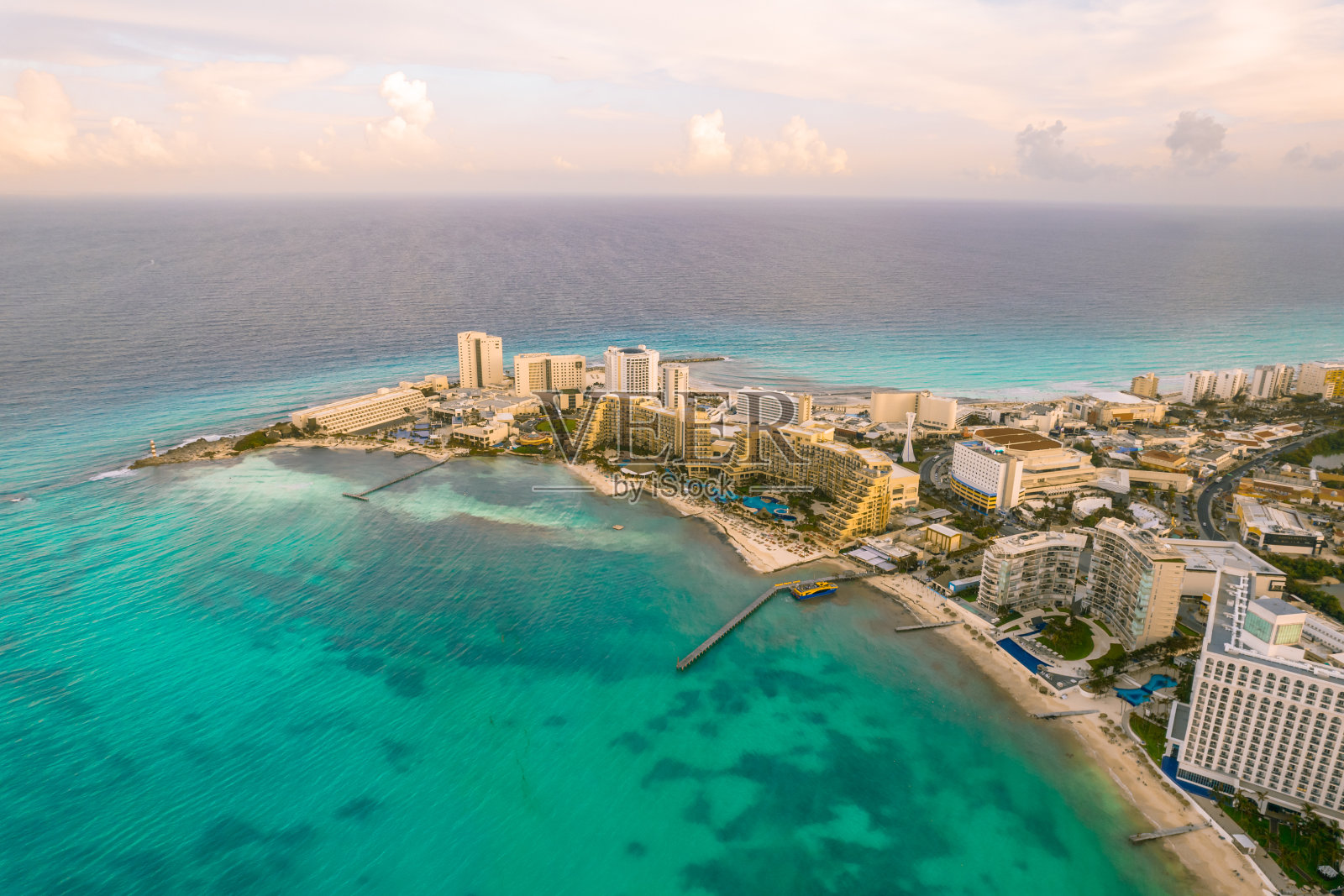 墨西哥坎昆海滩和城市酒店区的空中全景。墨西哥度假胜地的加勒比海岸景观海滩卡拉科尔和库库尔坎路。位于尤卡坦半岛金塔纳罗奥地区的里维埃拉玛雅照片摄影图片