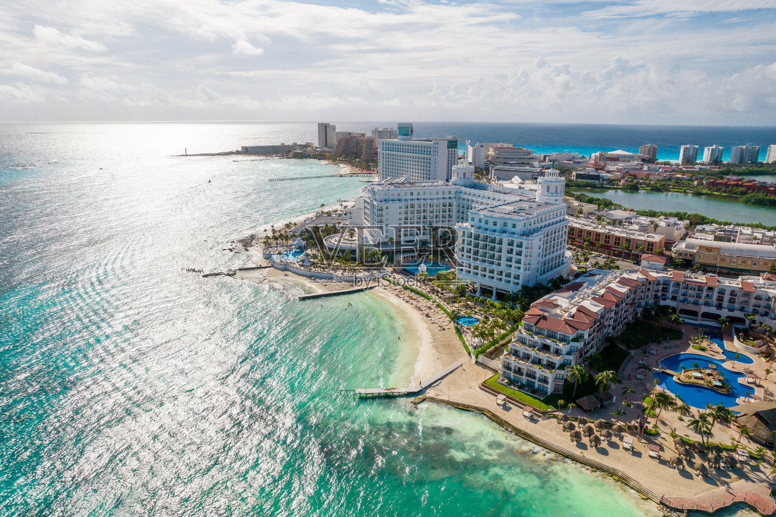 墨西哥坎昆海滩和城市酒店区的空中全景。墨西哥度假胜地的加勒比海岸景观海滩卡拉科尔和库库尔坎路。位于尤卡坦半岛金塔纳罗奥地区的里维埃拉玛雅照片摄影图片