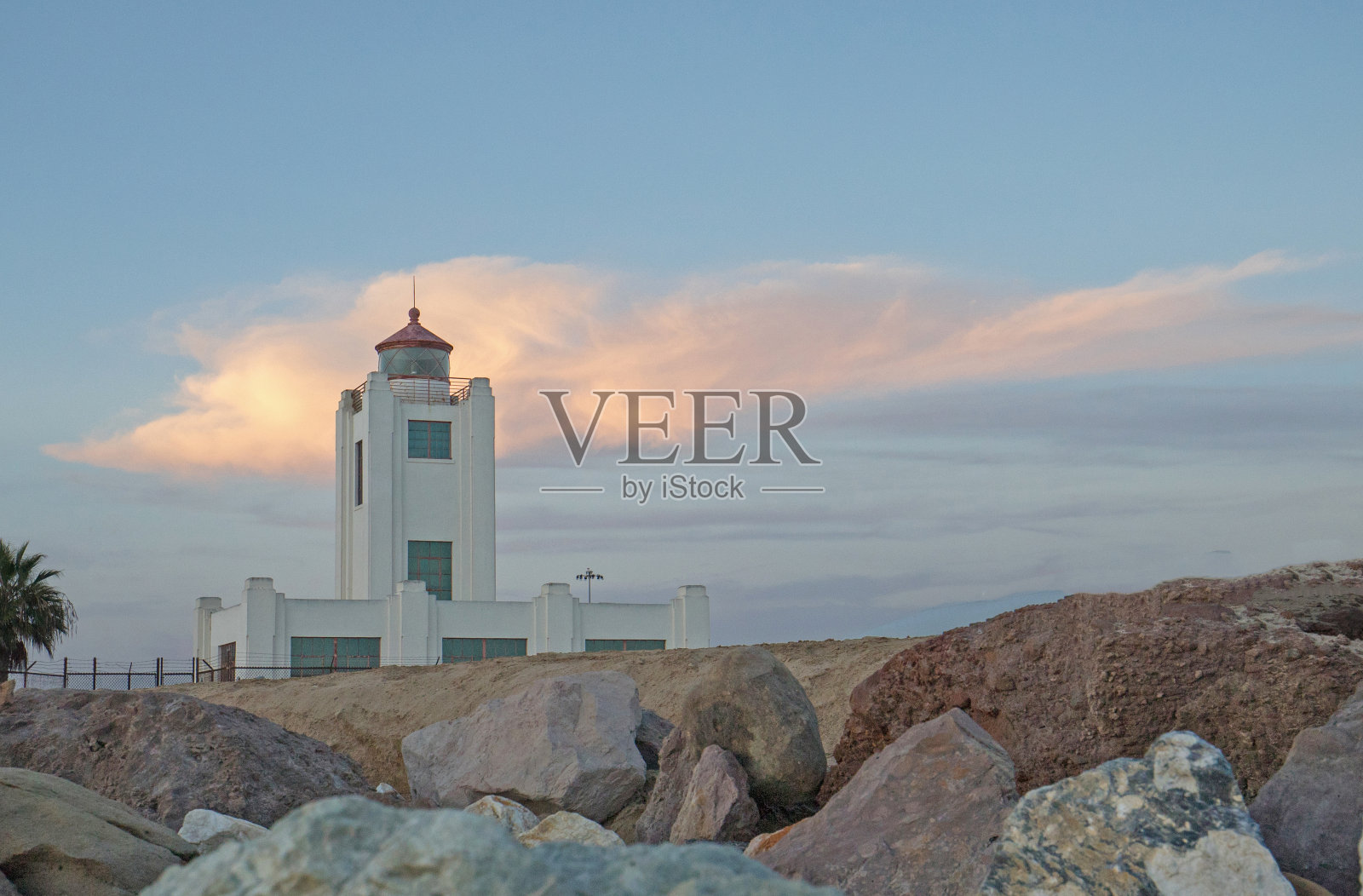 Point Hueneme装饰艺术风格的灯塔，位于加州马里布和美国文图拉之间的黄金海岸照片摄影图片