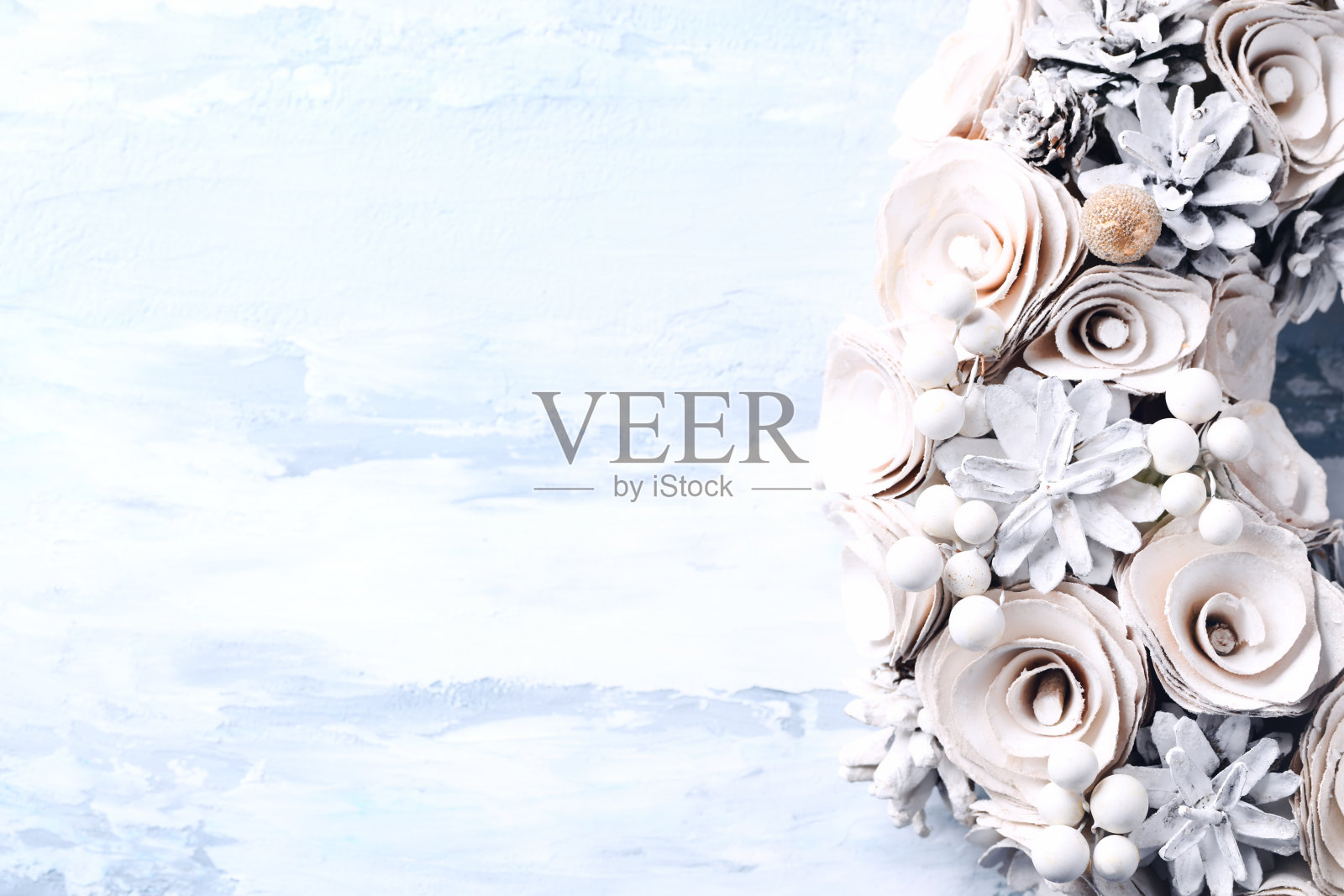 圣诞花环在明亮的木制背景。前视图。副本的空间。照片摄影图片