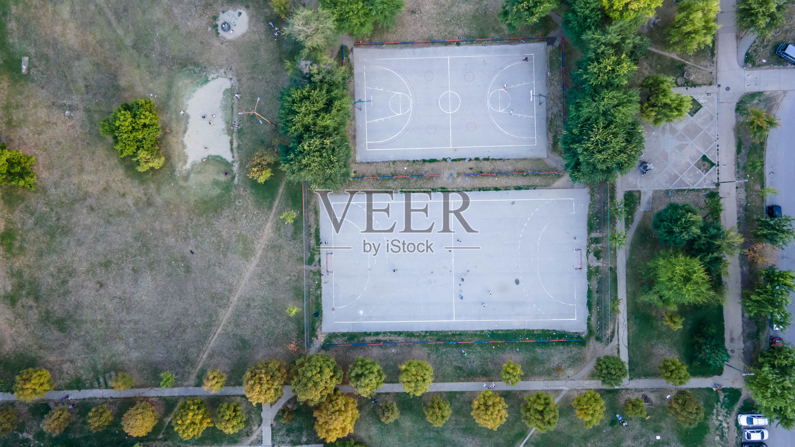 鸟瞰图室外篮球，足球场在公园。照片摄影图片