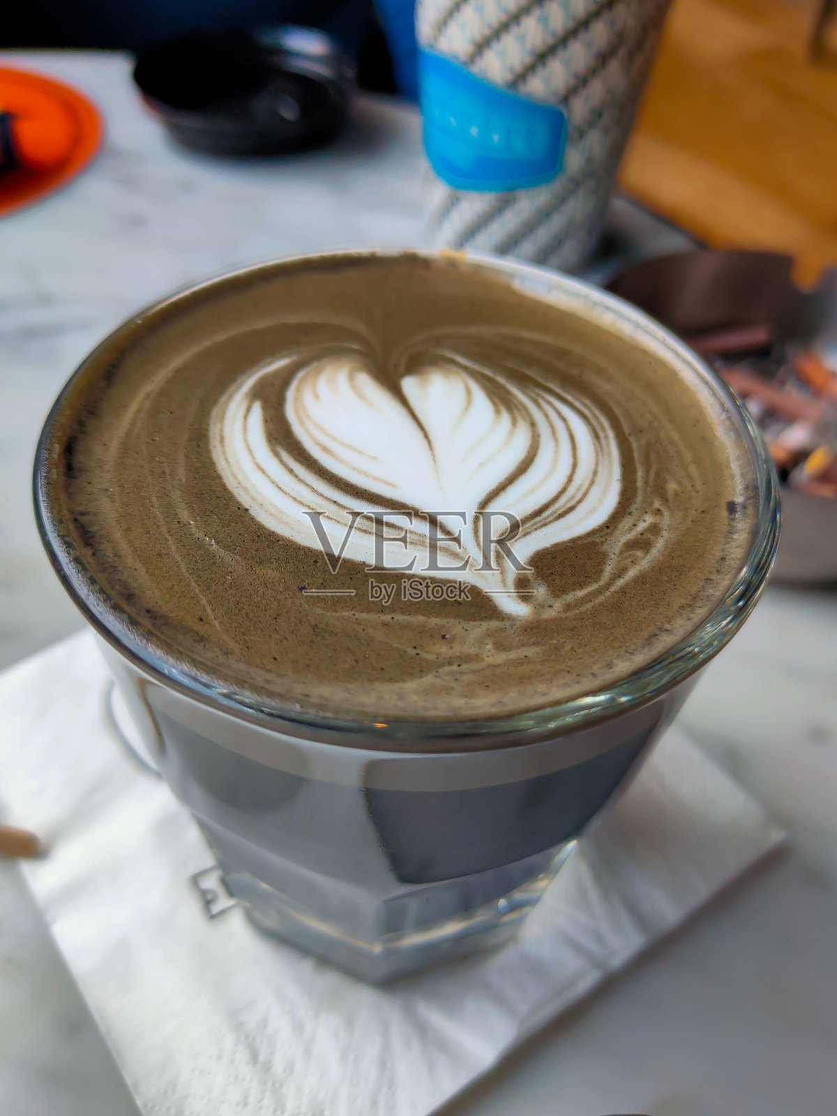 桌上有一杯咖啡照片摄影图片