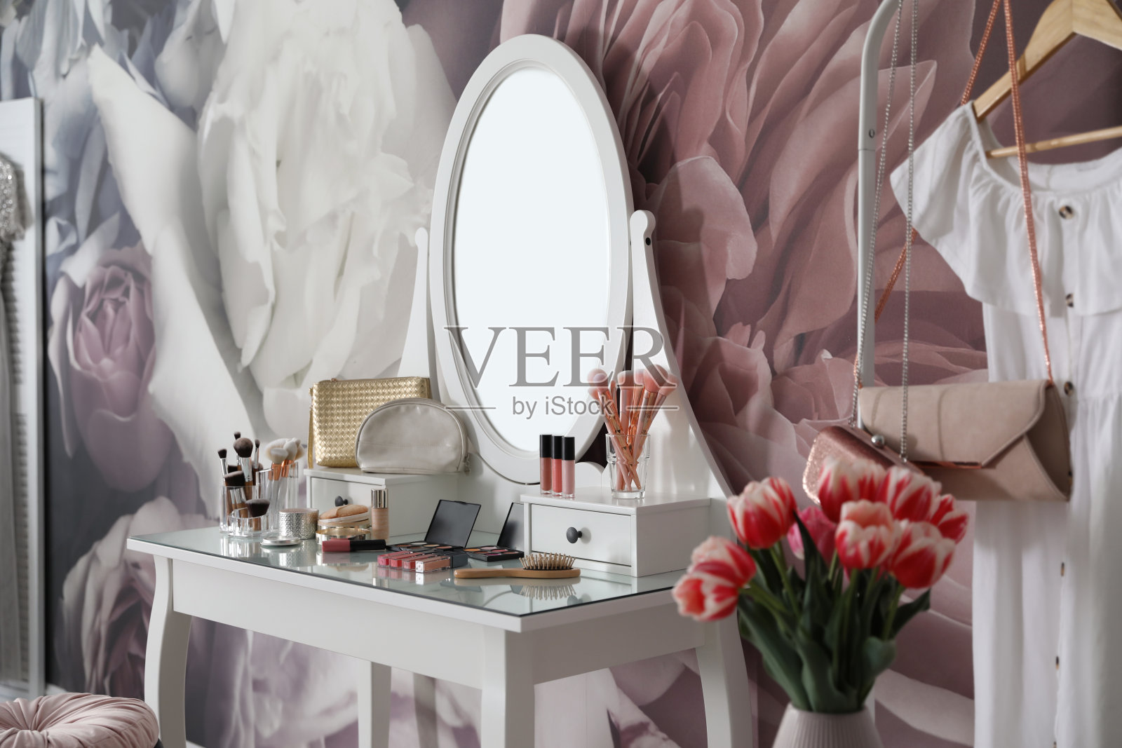 时尚的室内与优雅的梳妆台和花卉墙纸照片摄影图片