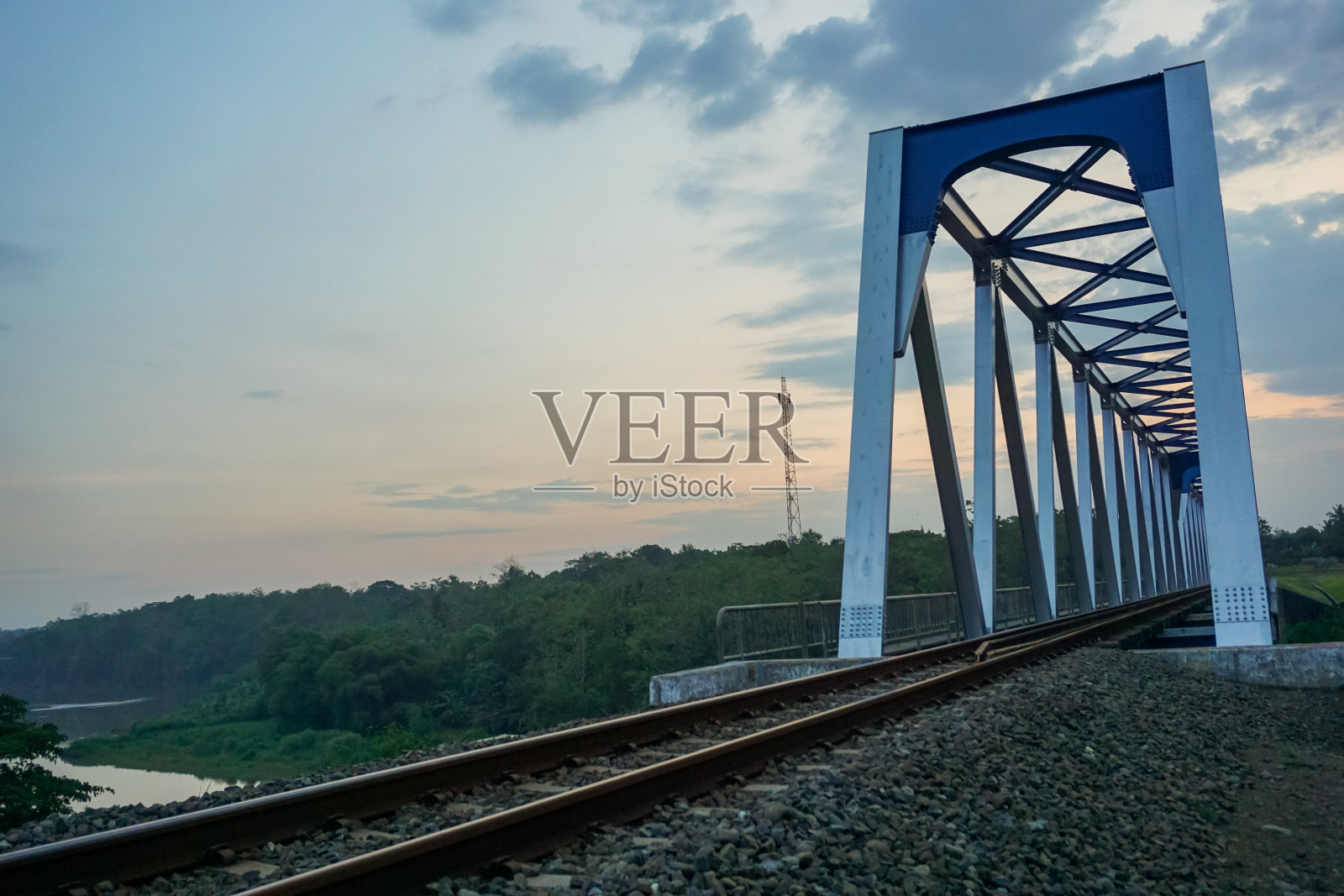 横跨铁轨的悬索桥照片摄影图片