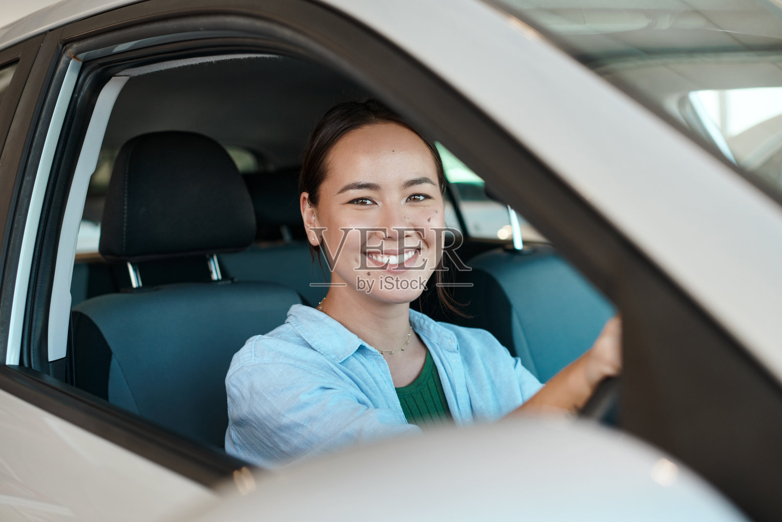 一个年轻女人正在测试她刚买的车照片摄影图片