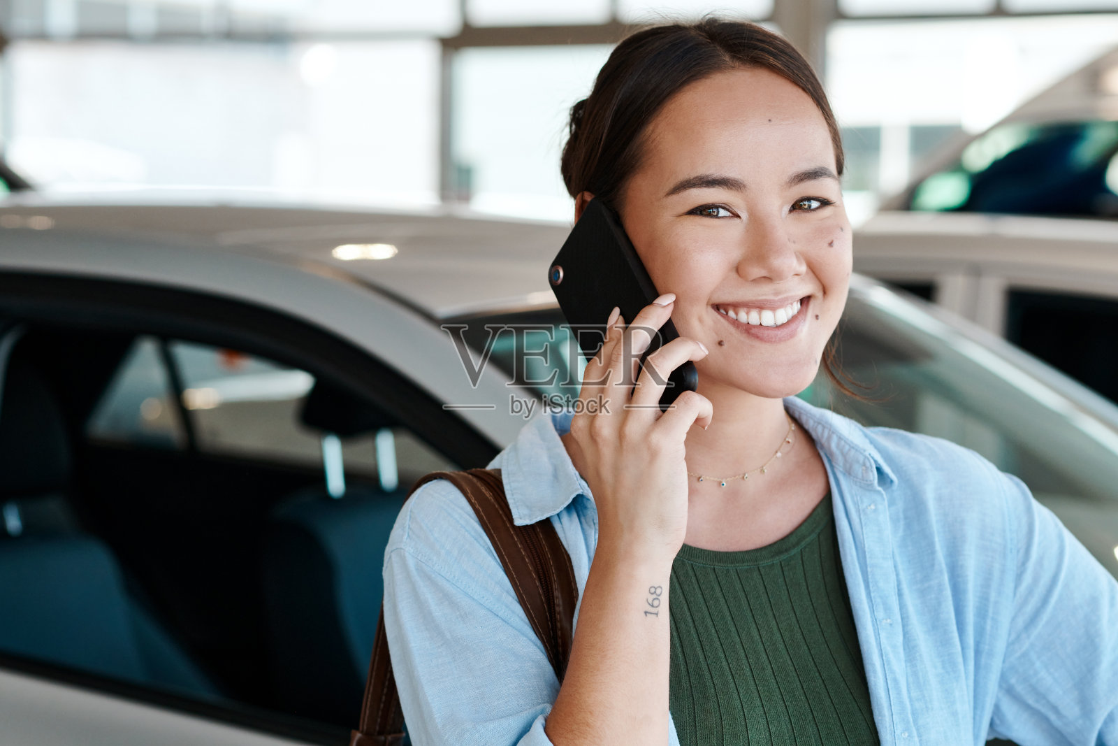 一名年轻女子用智能手机打电话照片摄影图片