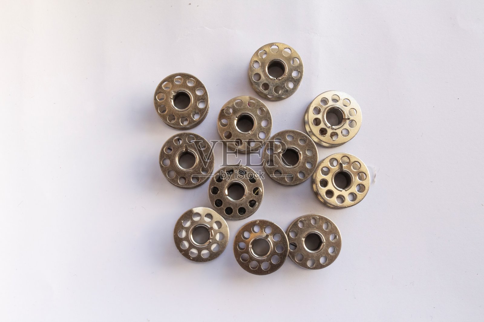 缝纫机用钢纱，白色背景线用筒管照片摄影图片