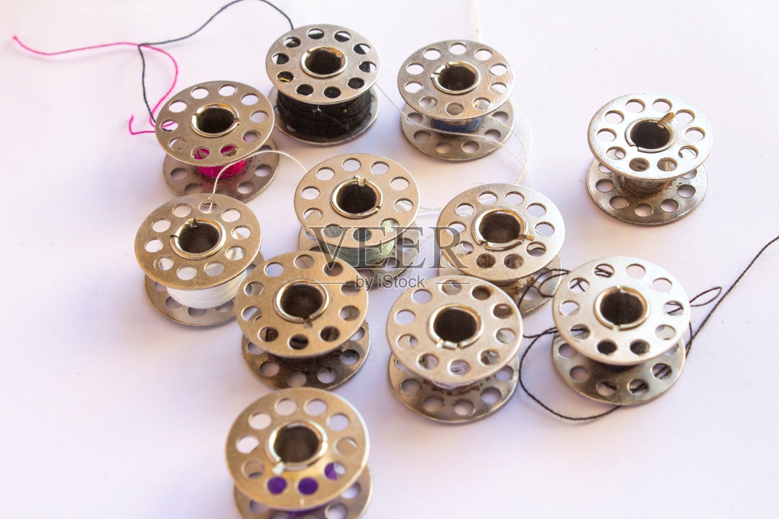 缝纫机用钢纱，白色背景线用筒管照片摄影图片