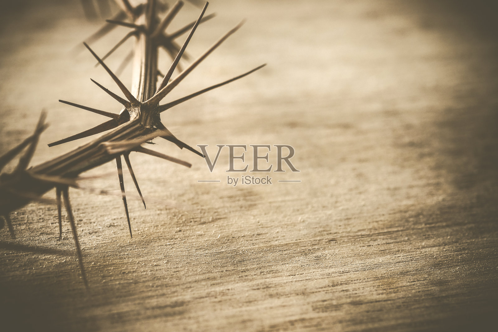 木制背景上的荆棘王冠。照片摄影图片