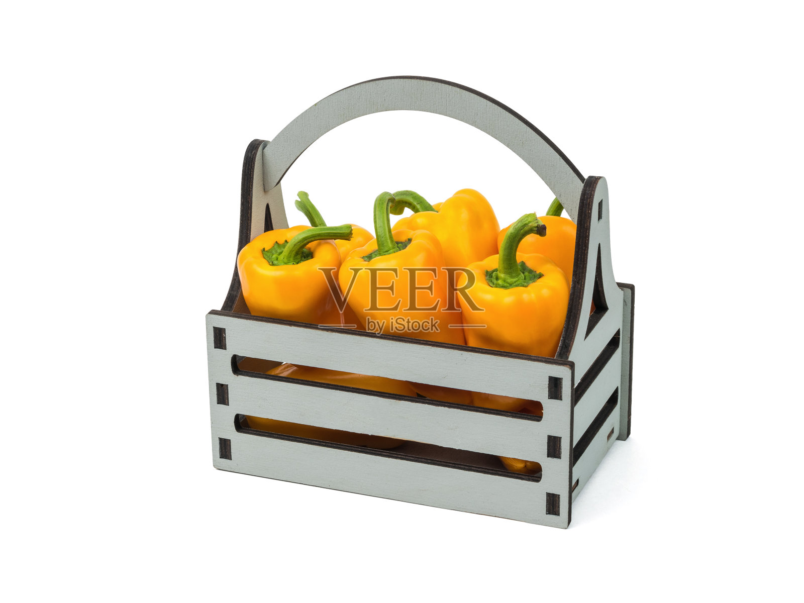 在白色背景下的木盒子里装着成熟的甜椒。素食。照片摄影图片