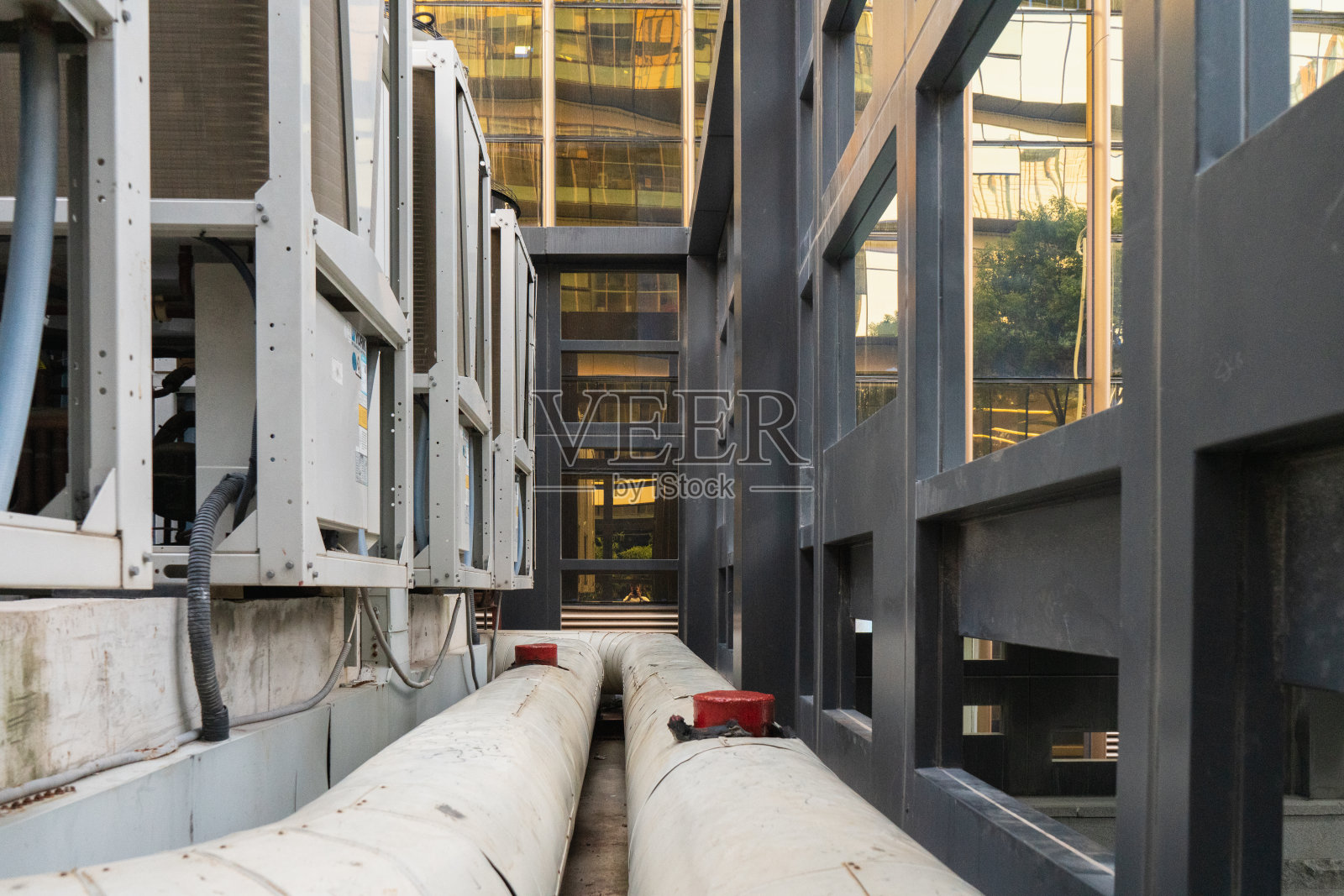 现代建筑旁的中央空调系统特写照片摄影图片