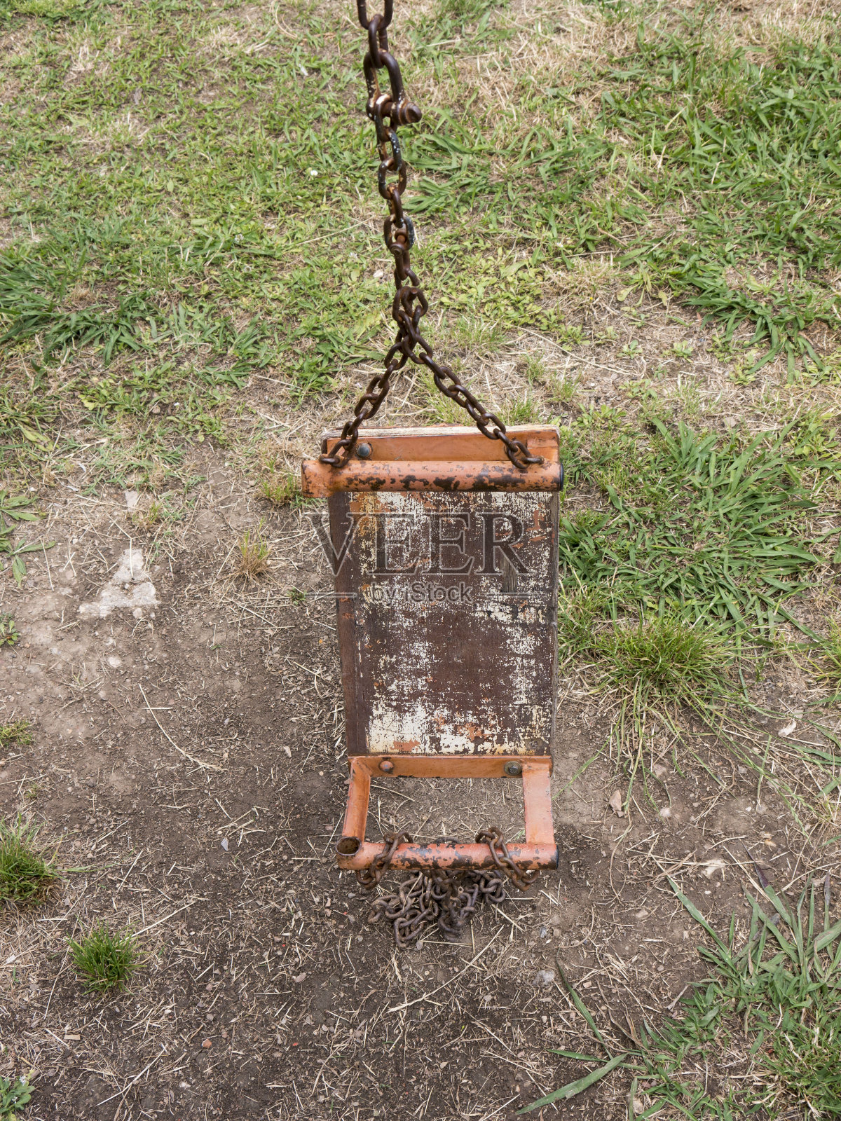 破碎的孩子与金属链在地面上摇摆前视图照片摄影图片