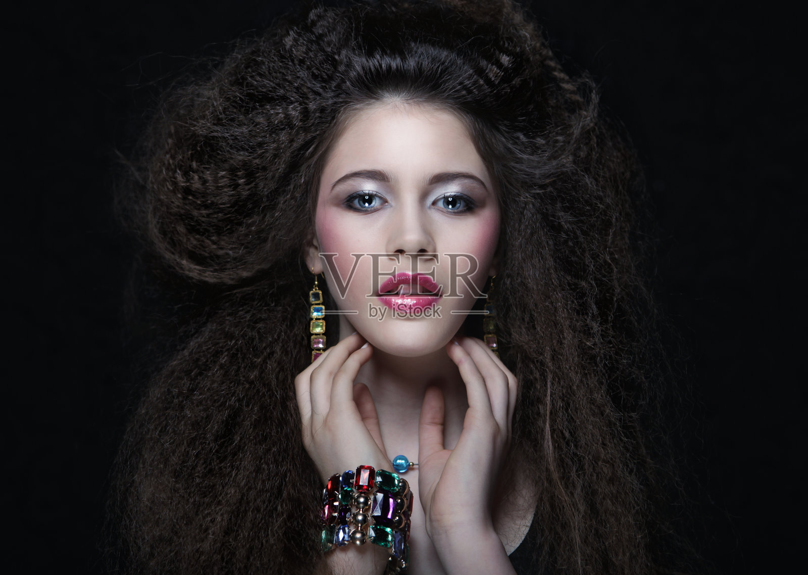 美丽的年轻女子，卷发，晚装。珠宝和美容概念。时尚艺术照片照片摄影图片