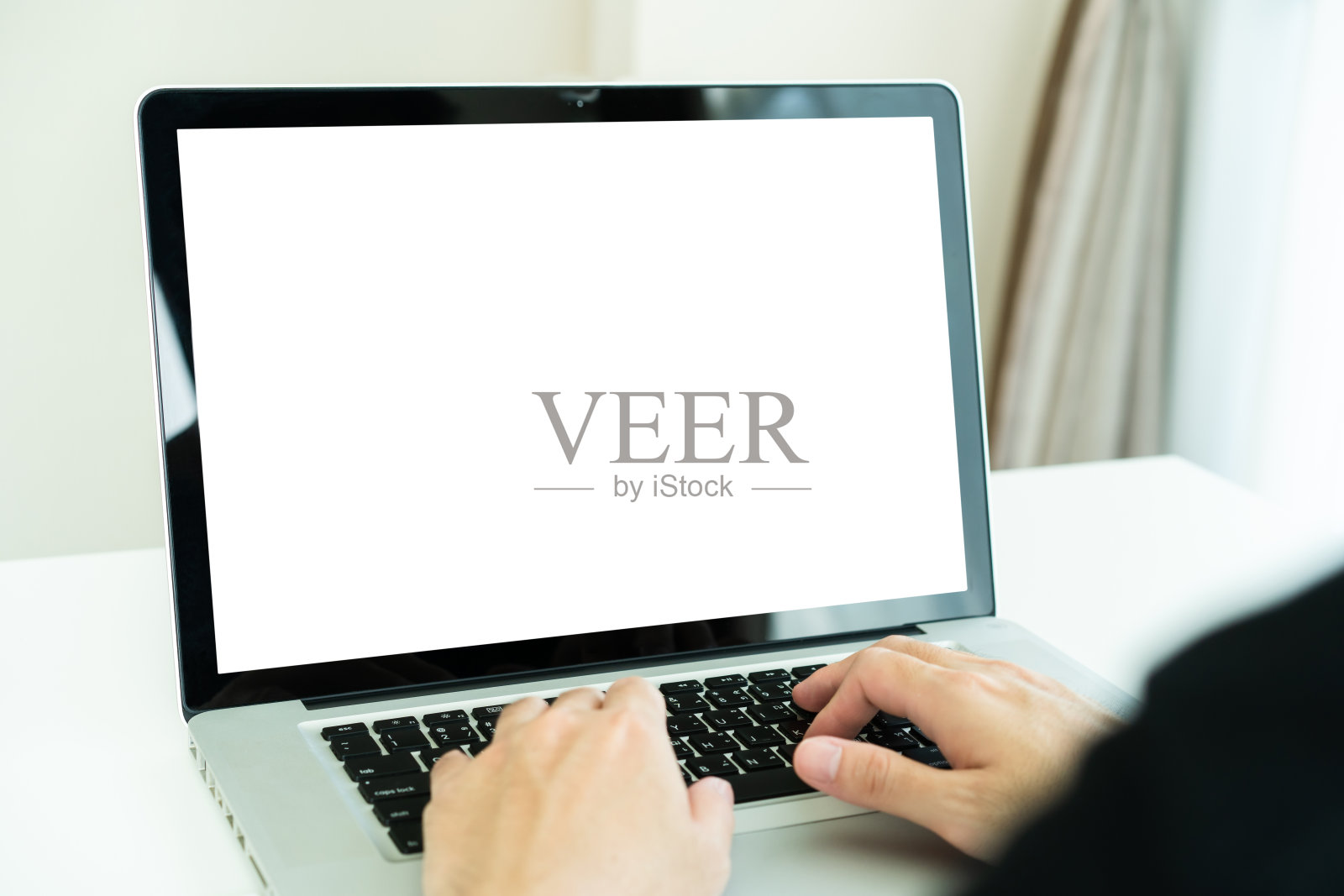 带有剪切路径的空模型笔记本电脑屏幕。照片摄影图片