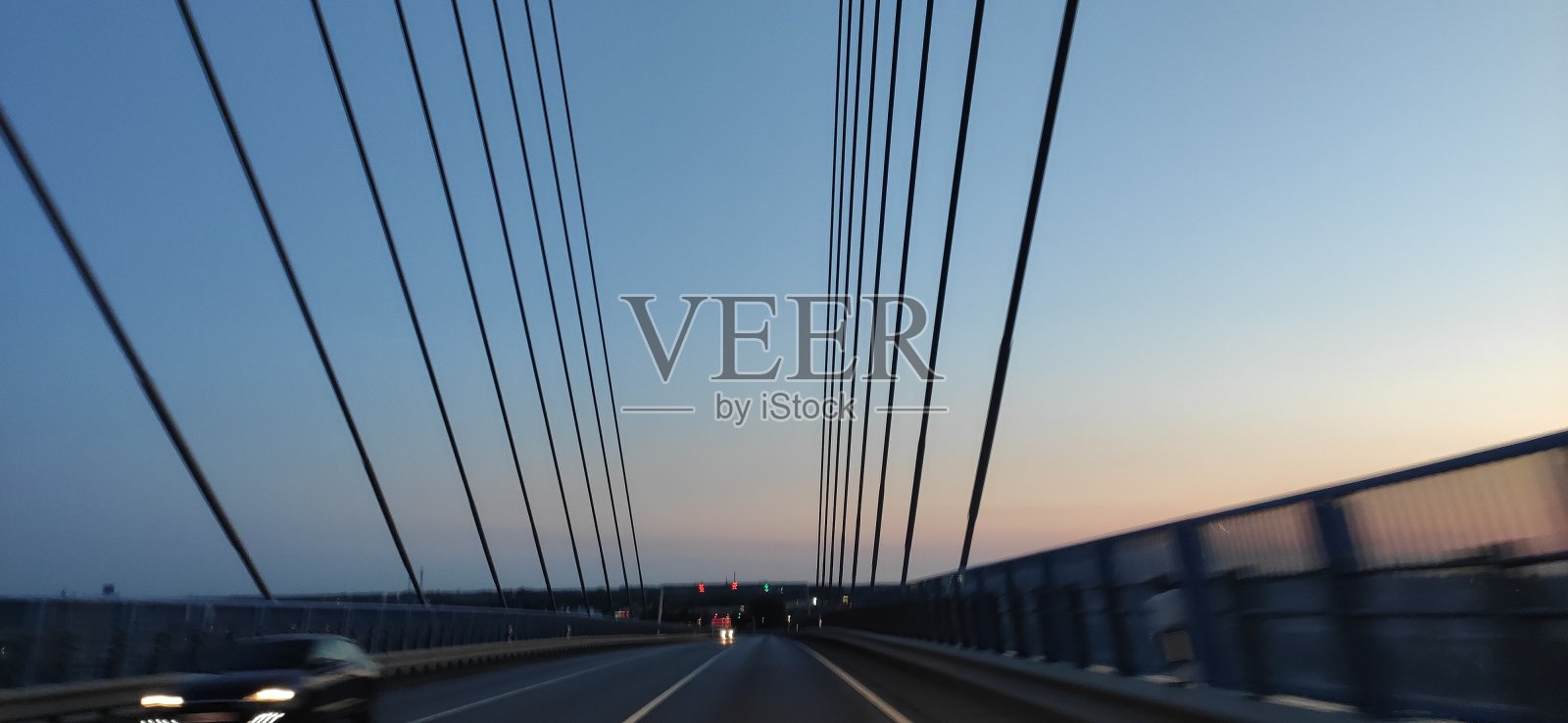 日落时的斯特拉尔松德，城市景观，Rügen桥照片摄影图片