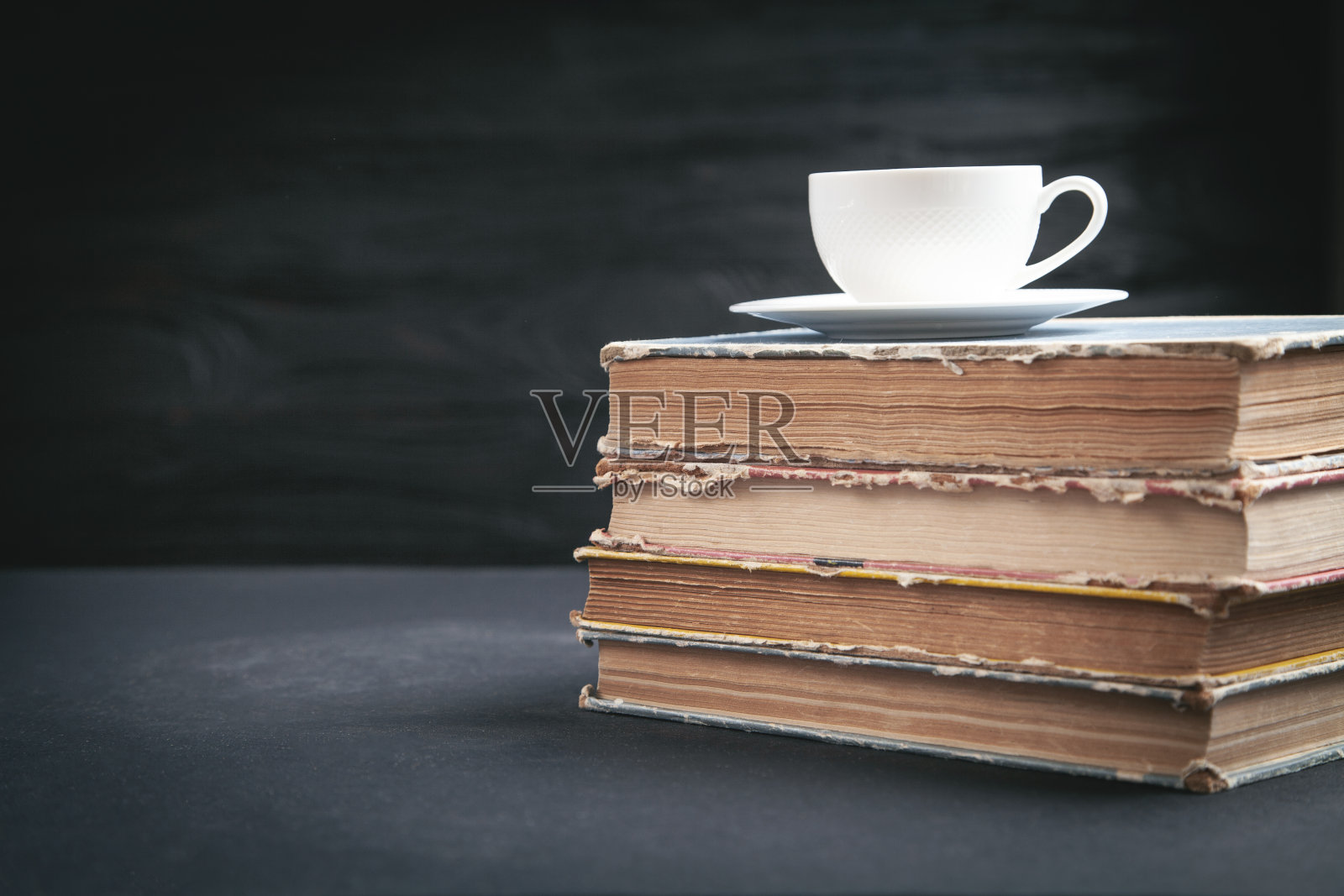 咖啡和书在黑色的桌子上。照片摄影图片