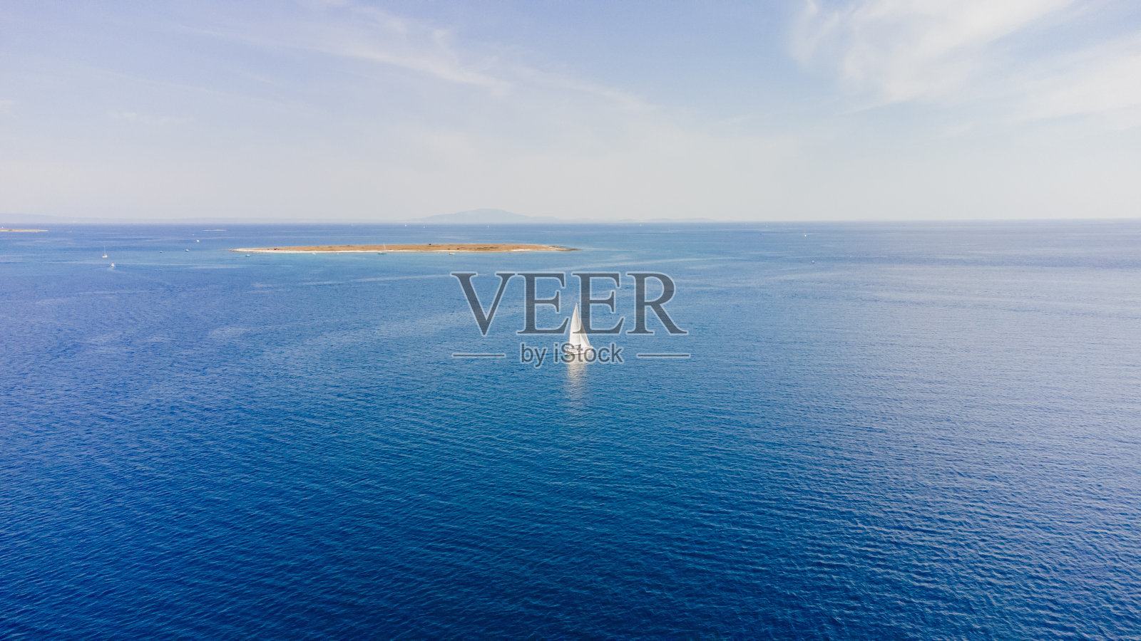 无人机鸟瞰图的一艘帆船在蓝色的海洋海水。照片摄影图片