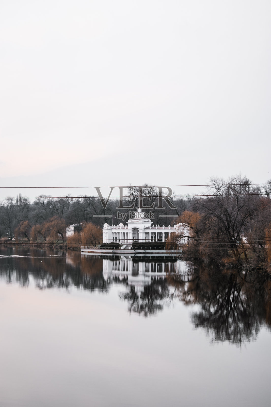 Kryvyi Rih河站的正面照片摄影图片