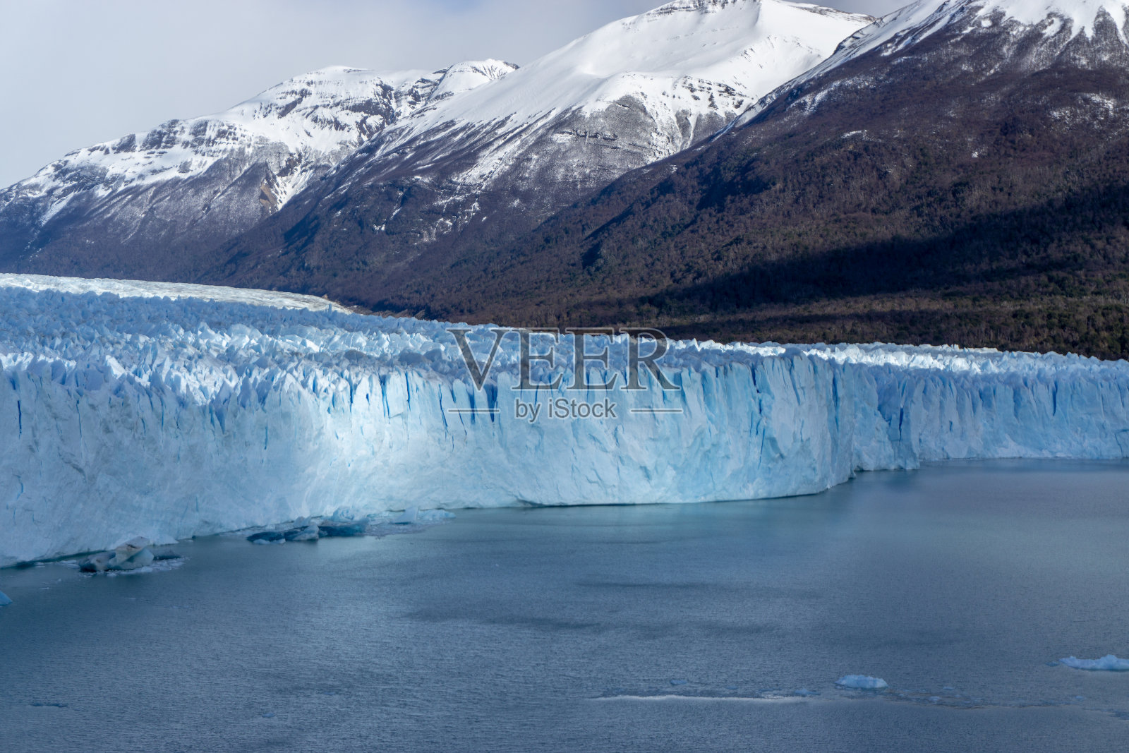 莫雷诺冰川是位于阿根廷冰川国家公园的一座冰川。它是阿根廷巴塔哥尼亚最重要的旅游景点之一。照片摄影图片