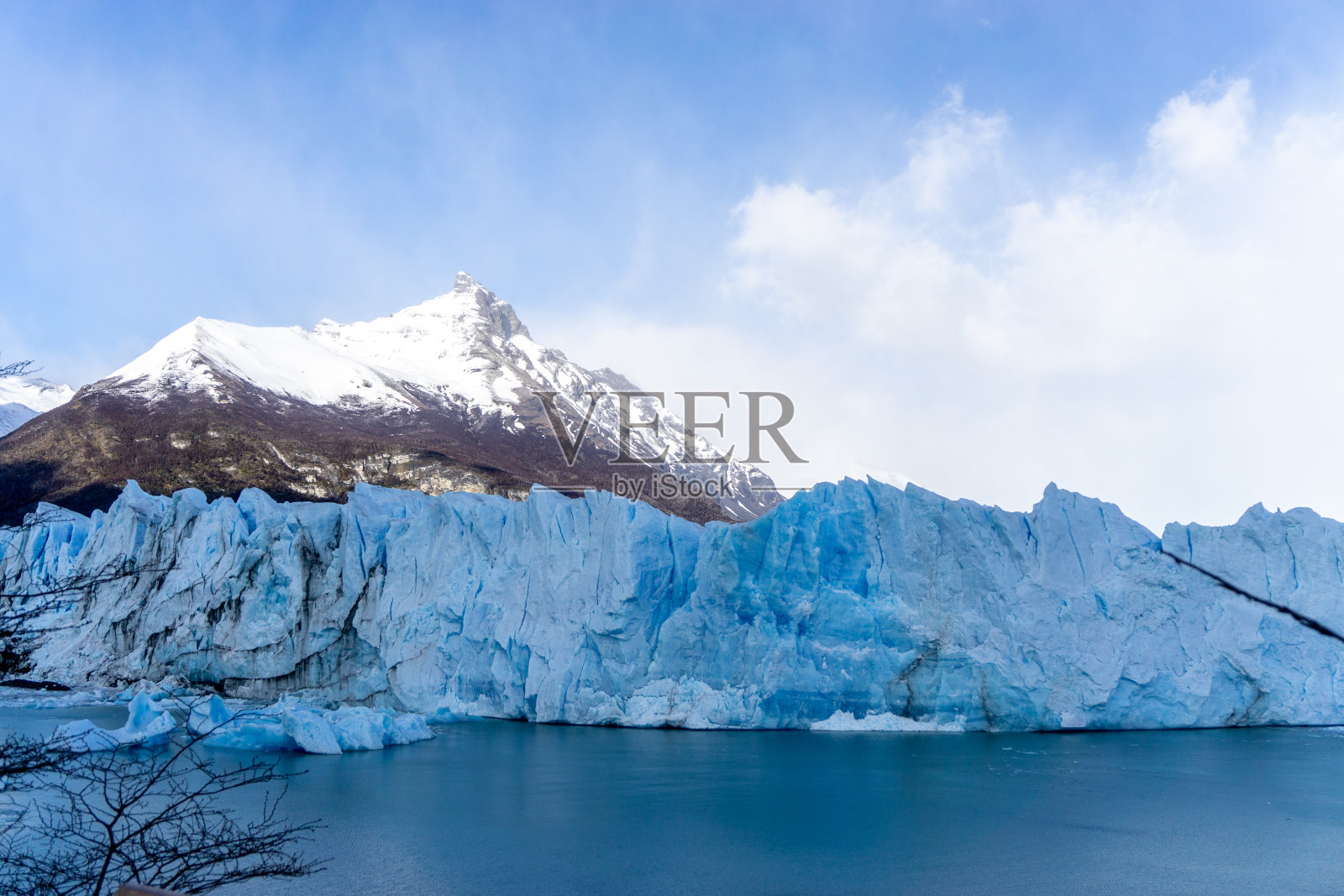 莫雷诺冰川是位于阿根廷冰川国家公园的一座冰川。它是阿根廷巴塔哥尼亚最重要的旅游景点之一。照片摄影图片