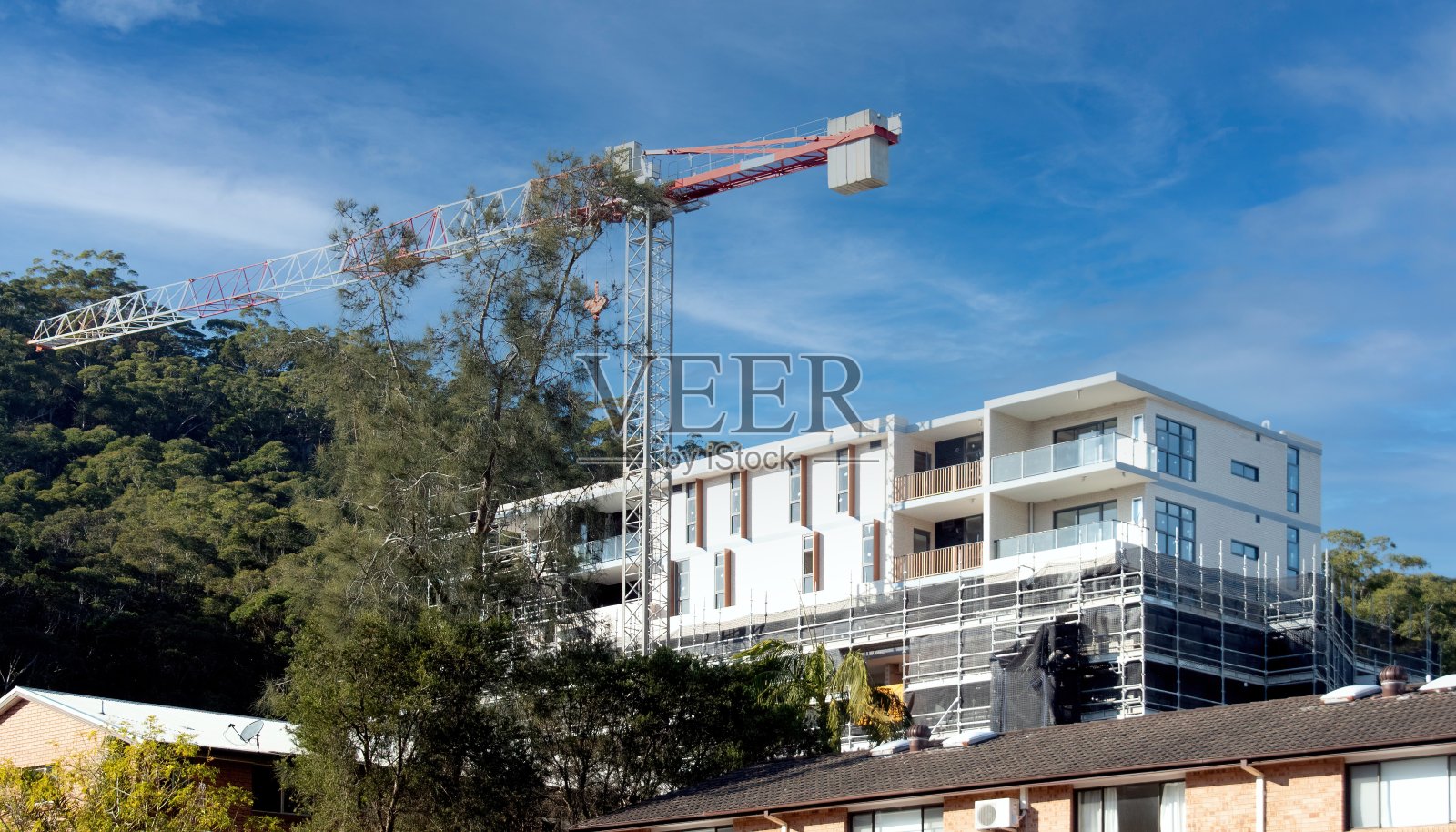 2021年8月15日。完成的顶楼现在可见。比恩圣高斯福德56号的西北景观照片摄影图片