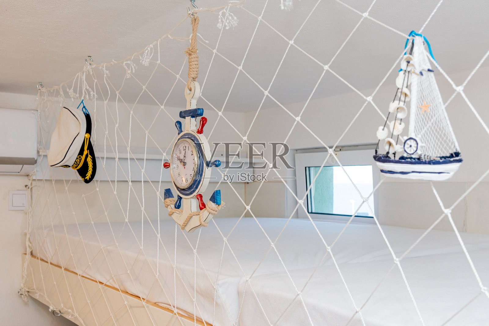 海边一间出租房间的内部。公寓地毯Diem在乌特耶哈，黑山。照片摄影图片