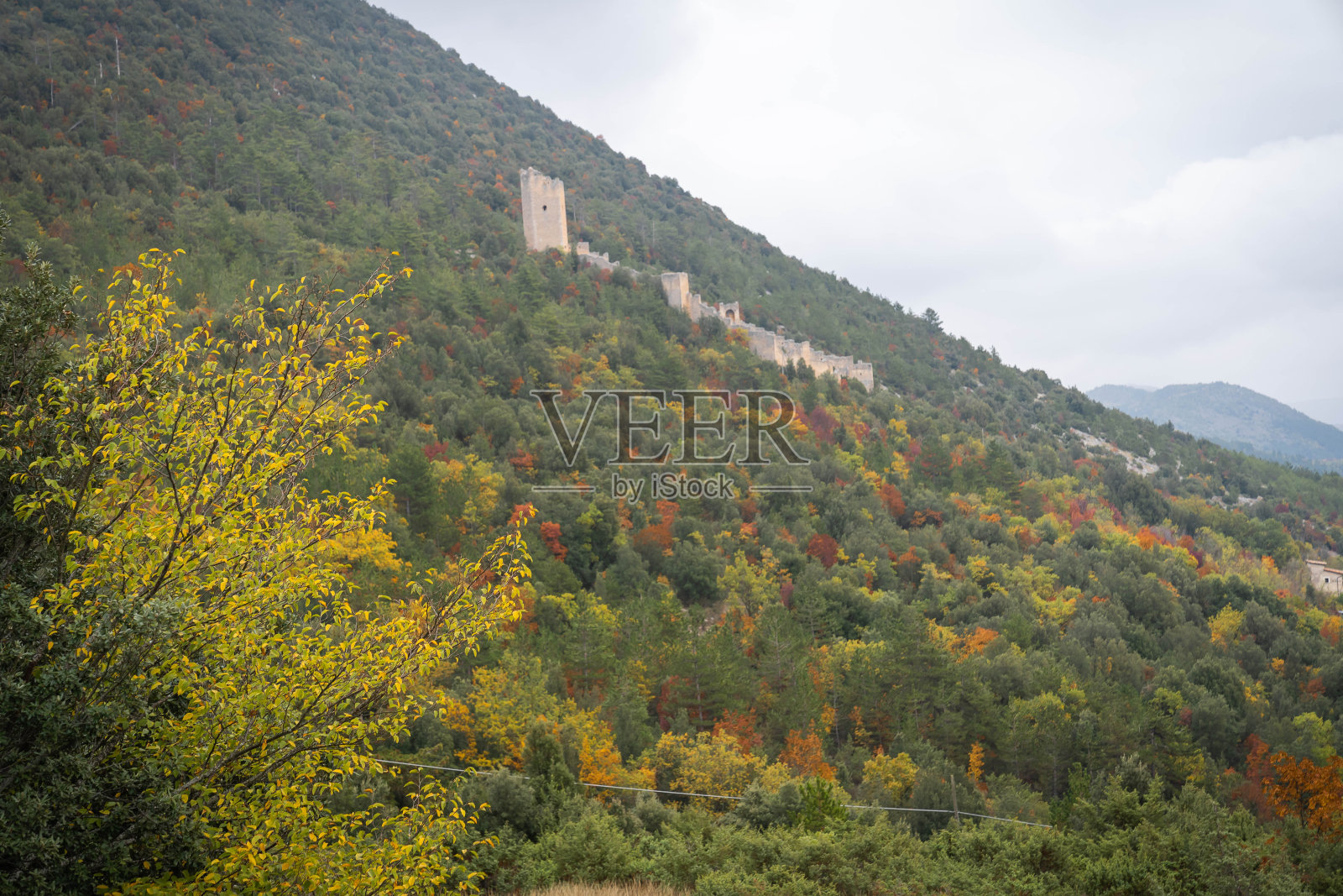 意大利Abruzzo的Bominaco城堡的山地秋季景观照片摄影图片