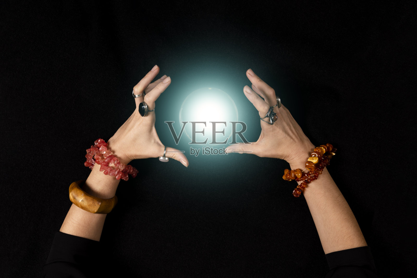 算命先生或女巫的手和发光的魔球。万圣节，魔术和戏法的概念。照片摄影图片
