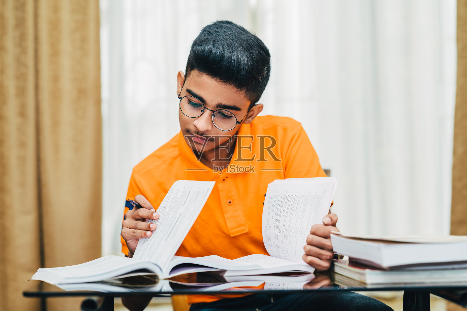 小男孩准备考试，在家学习。照片摄影图片