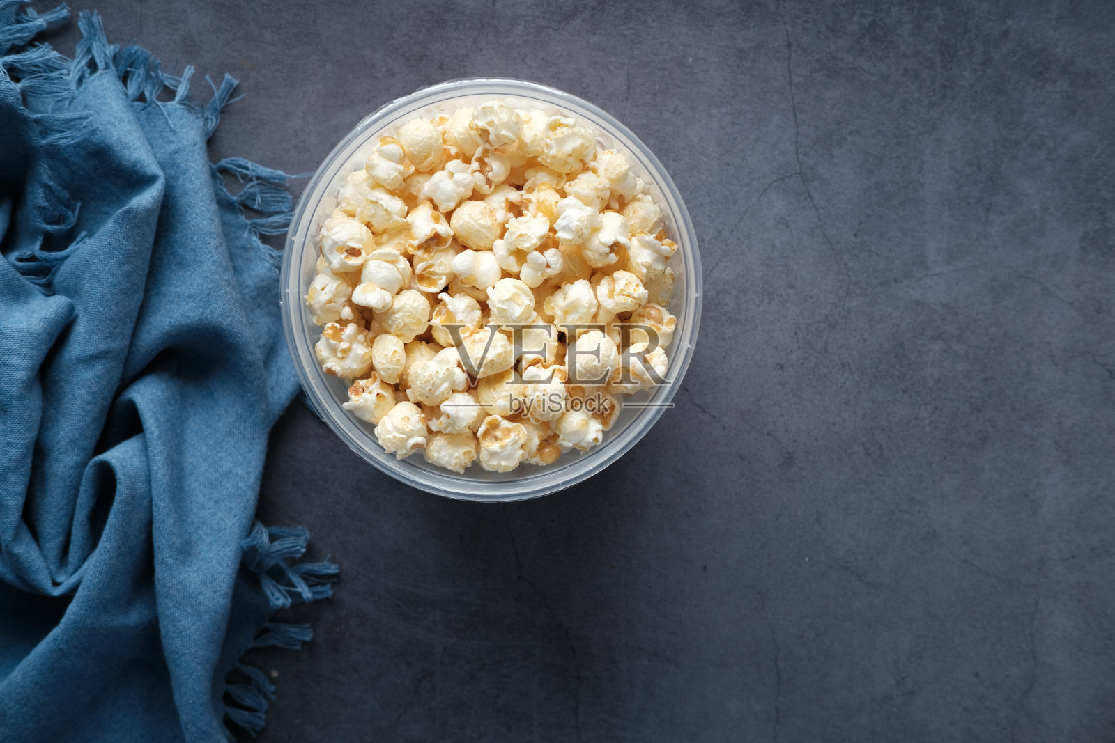 木桌上的碗里放着爆米花照片摄影图片