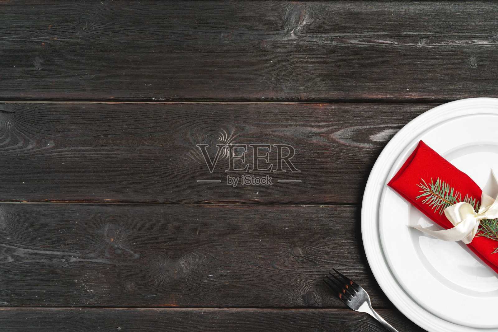 优雅的餐桌设置与木制背景的节日装饰照片摄影图片