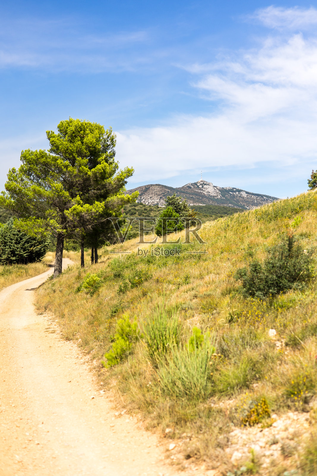 从Saint-Saturnin-de-Lucian的Roc des Deux Vierges徒步旅行路线上俯瞰Saint-Baudille山(法国奥西丹)照片摄影图片