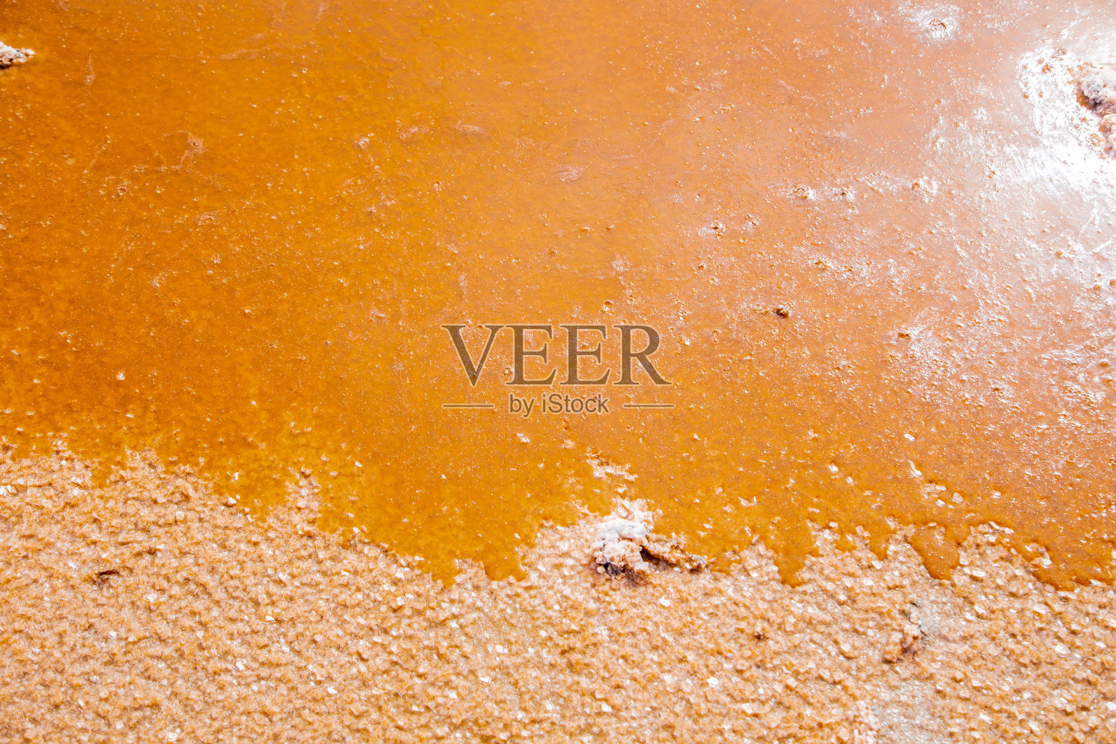 Koyashskoye湖。看看漂浮着盐岛的粉橙色海水照片摄影图片