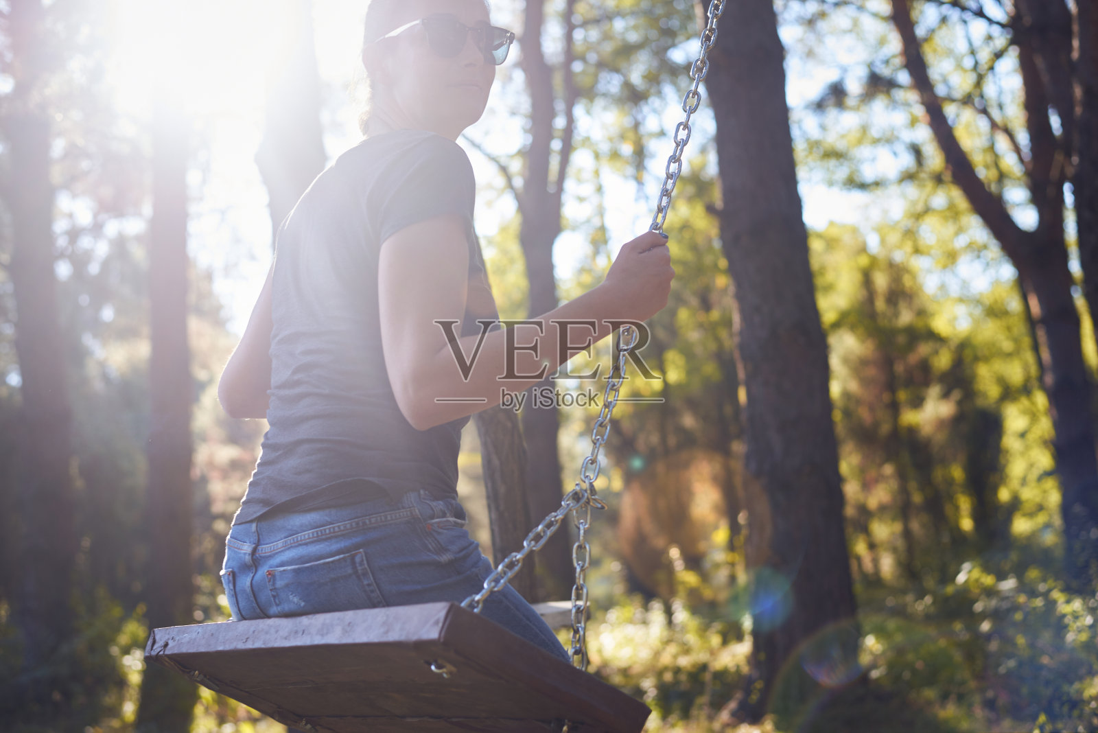 在大自然中荡秋千的女人照片摄影图片
