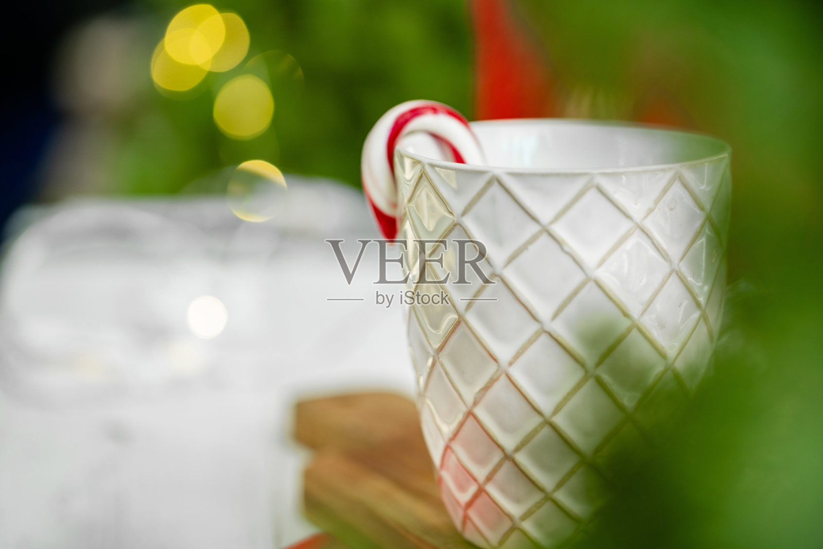 圣诞藤条在一个白色的杯子内部背景照片摄影图片