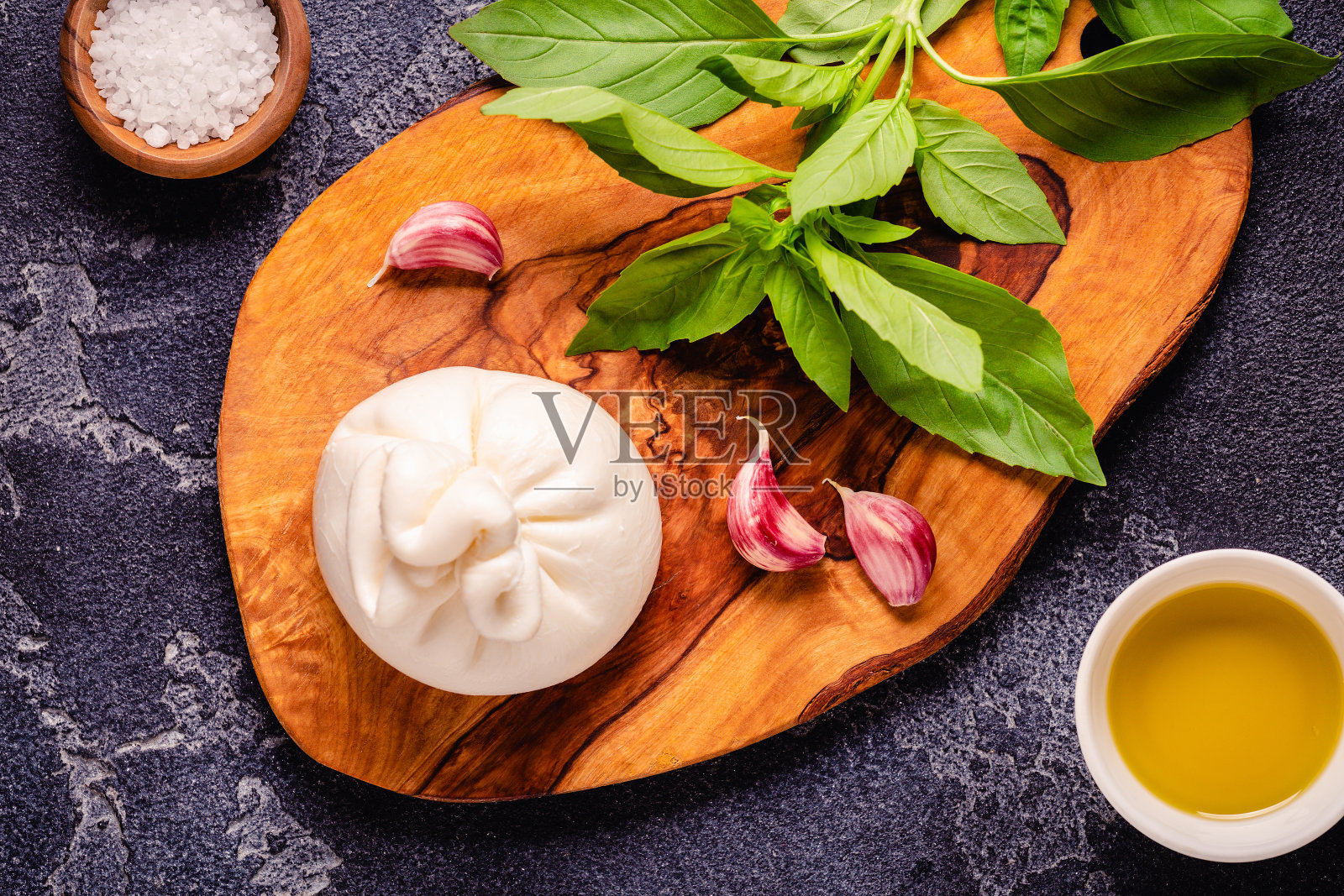 美味的布拉塔奶酪和新鲜的番茄照片摄影图片