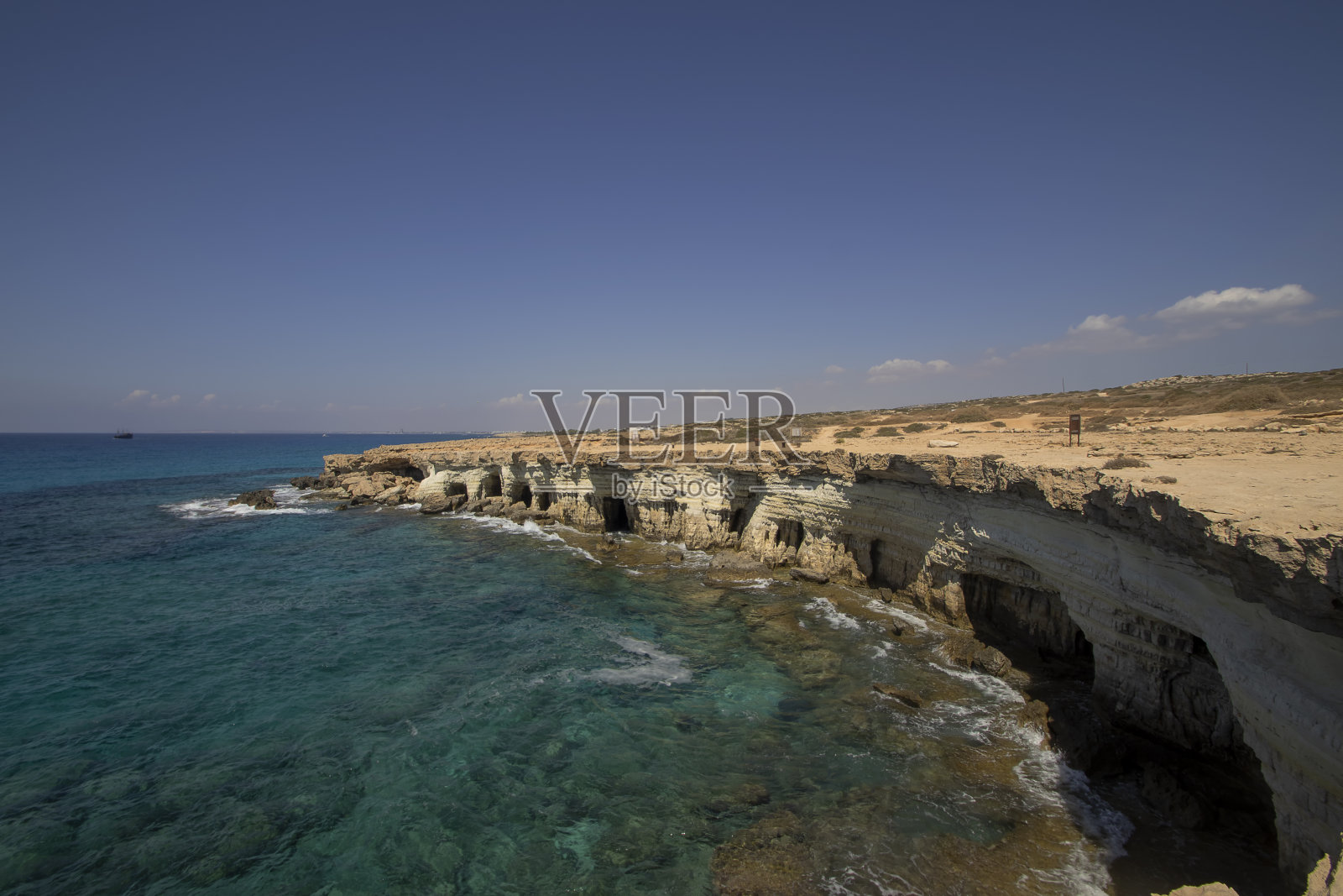 塞浦路斯阿伊亚纳帕附近的海上洞穴照片摄影图片