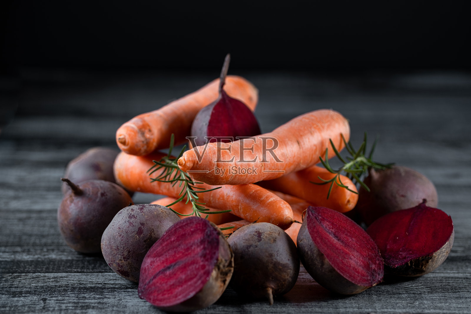 胡萝卜，甜菜和迷迭香照片摄影图片