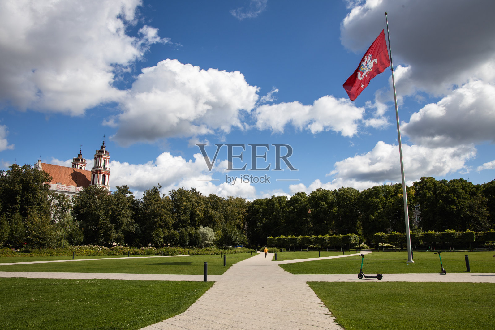 夏天的维尔纽斯路基斯克斯广场，多云的天空，喷泉照片摄影图片