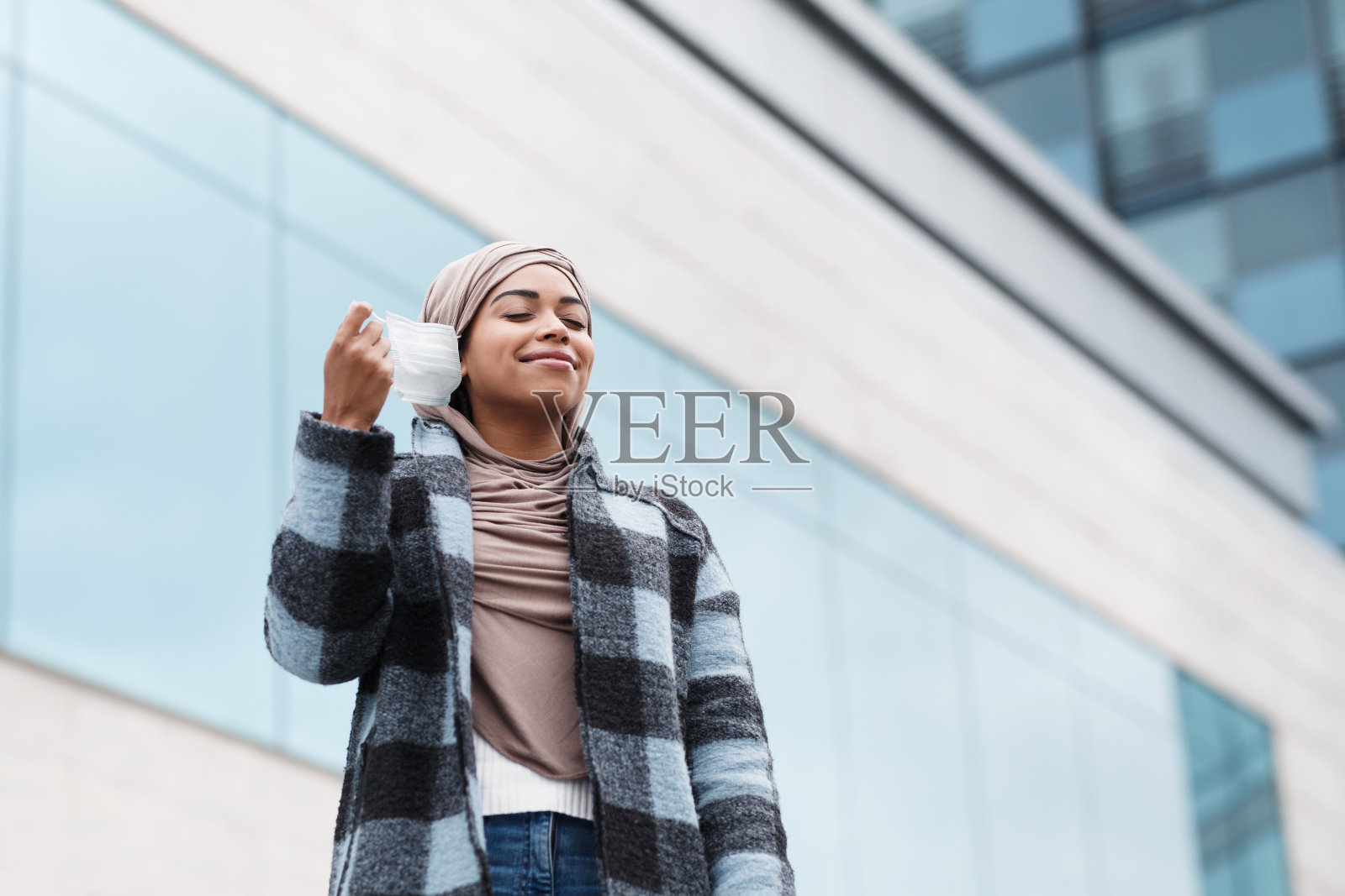 呼吸新鲜空气，享受疫情后的自由，新的真实和医疗保健照片摄影图片
