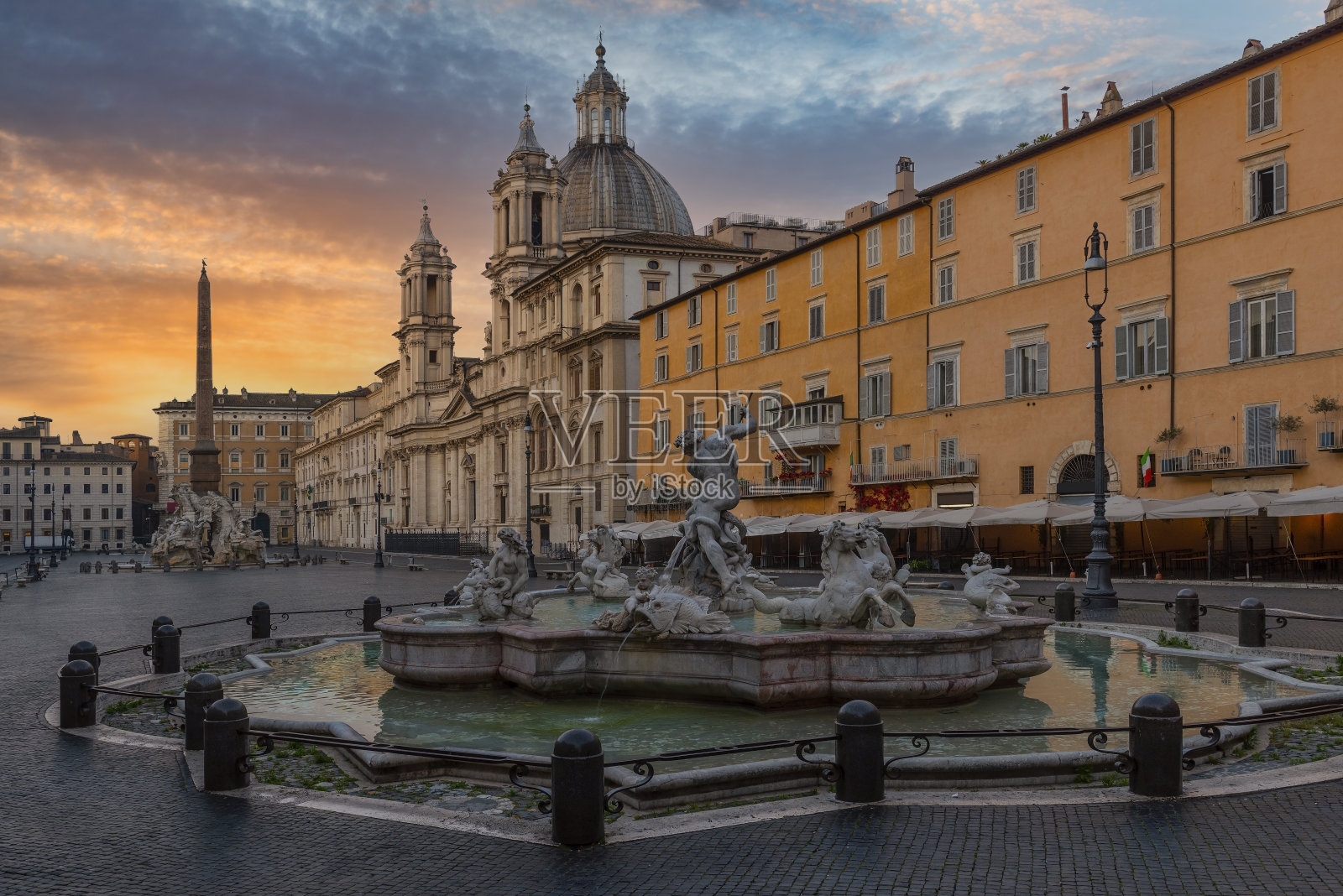 纳沃纳广场，海王星喷泉和清晨的圣艾格尼丝教堂照片摄影图片